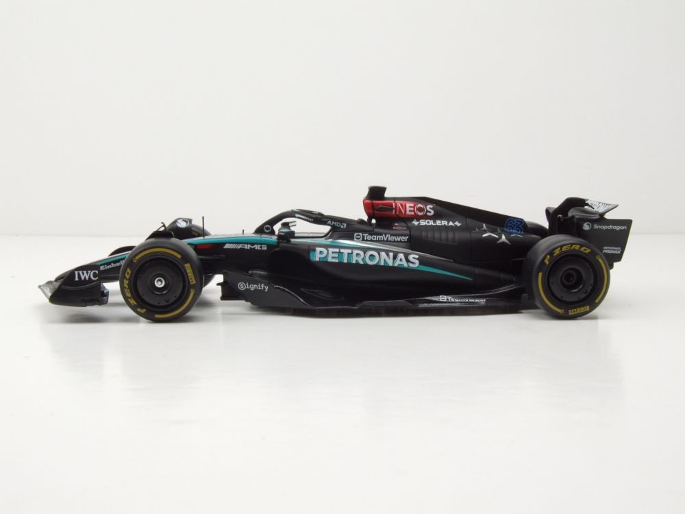 Bburago Modellauto Mercedes AMG W15 E #63 Formel 1 2024 mit Russel Figur, Maßstab 1:24