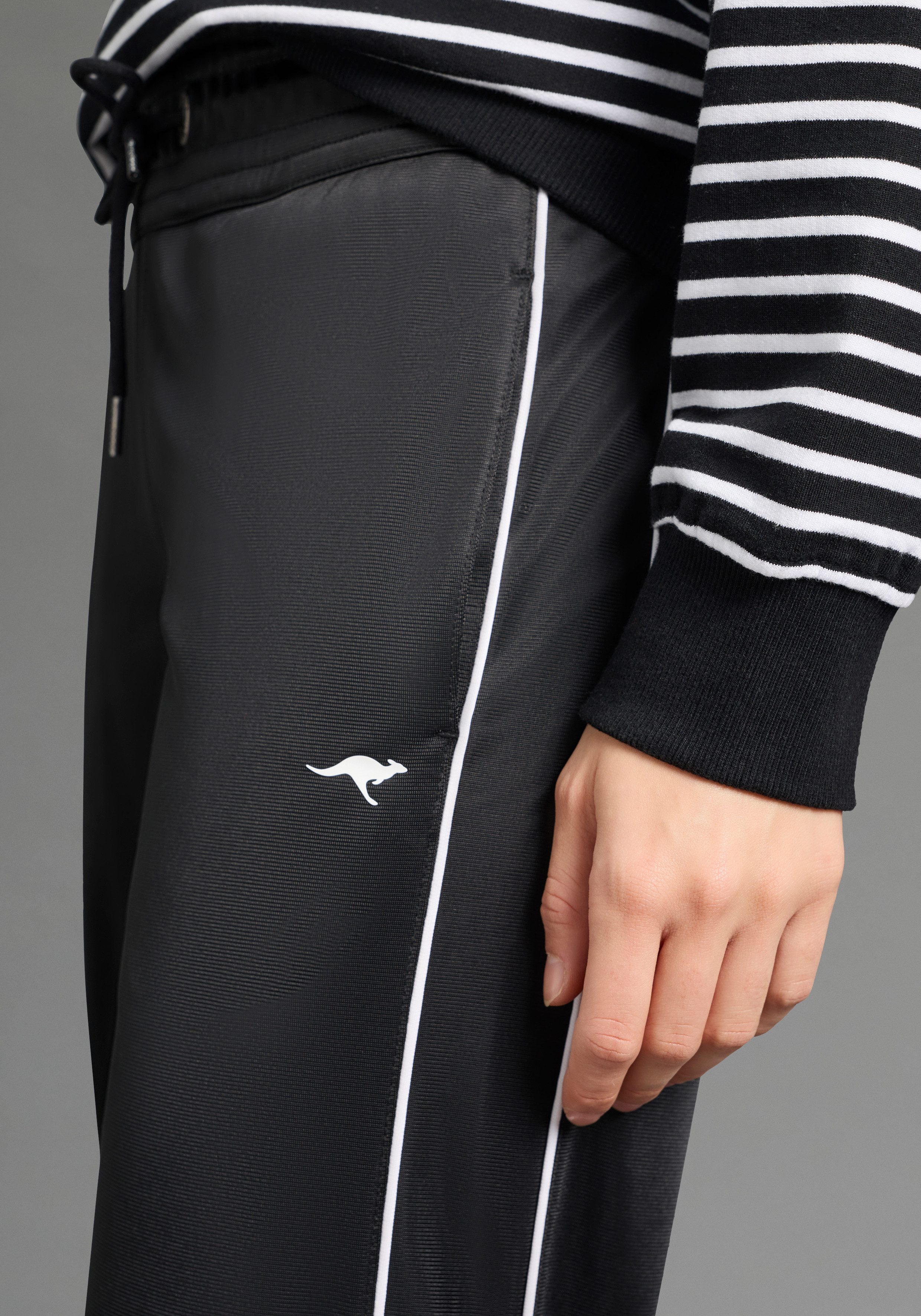 KangaROOS Sporthose casual Trikot-Hose, bequemer Schnitt, mit Bindeband am Bund