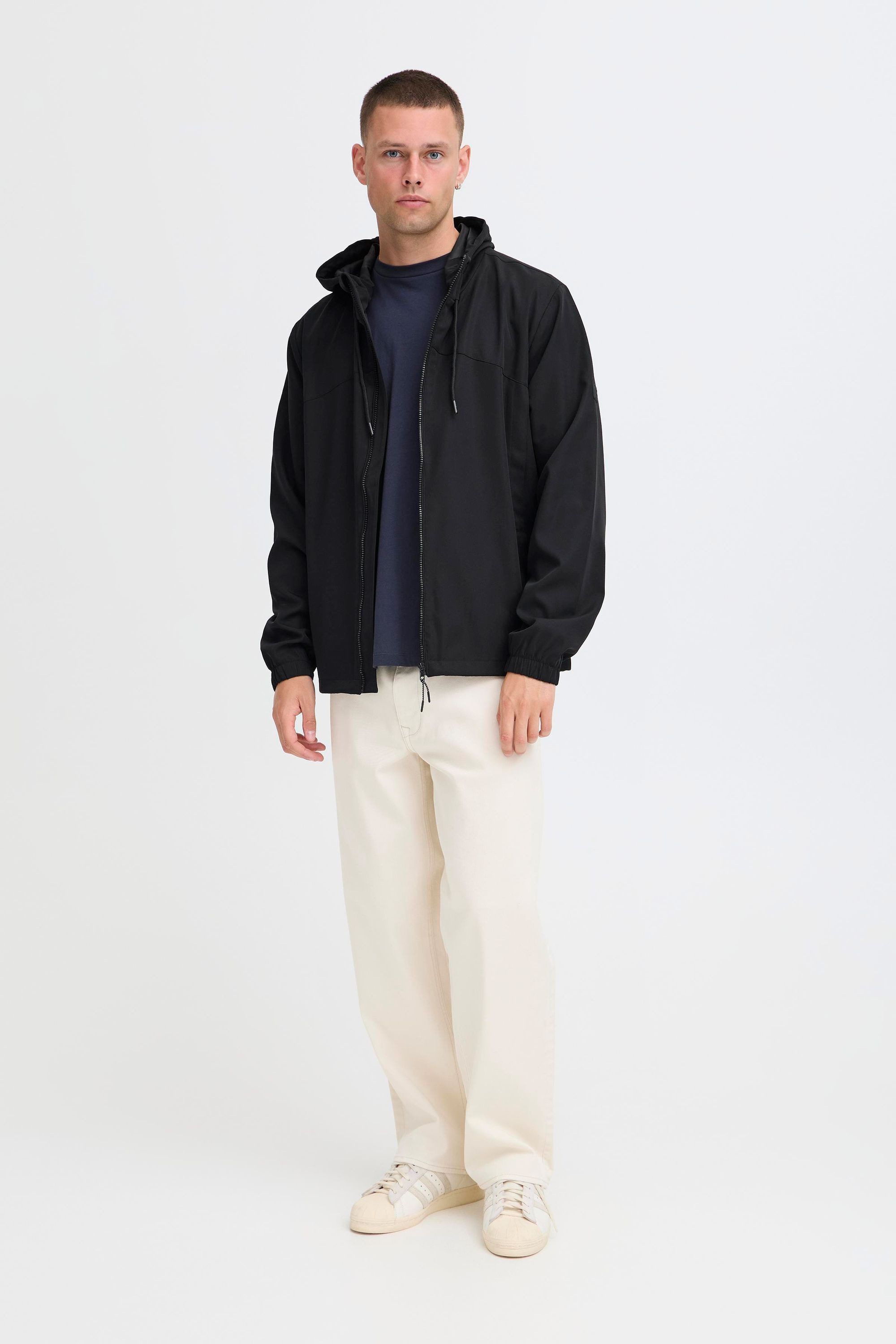 Blend Outdoorjacke BHEfi Komfortable Übergangsjacke mit Kapuze und seitlichen Eingriffstaschen
