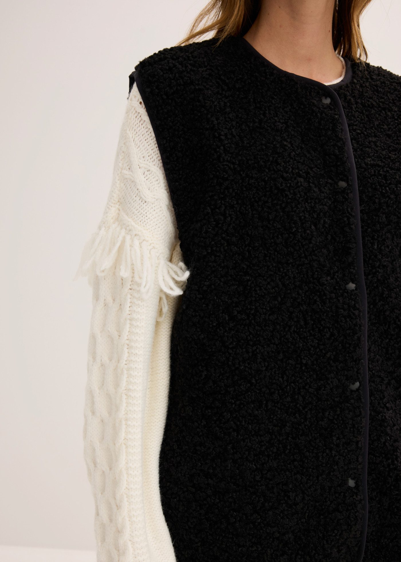 bonprix Plüschweste mit seitlichen Eingriffstaschen, aus Teddyfleece, Oversize-Passform – Bild 4 von 5