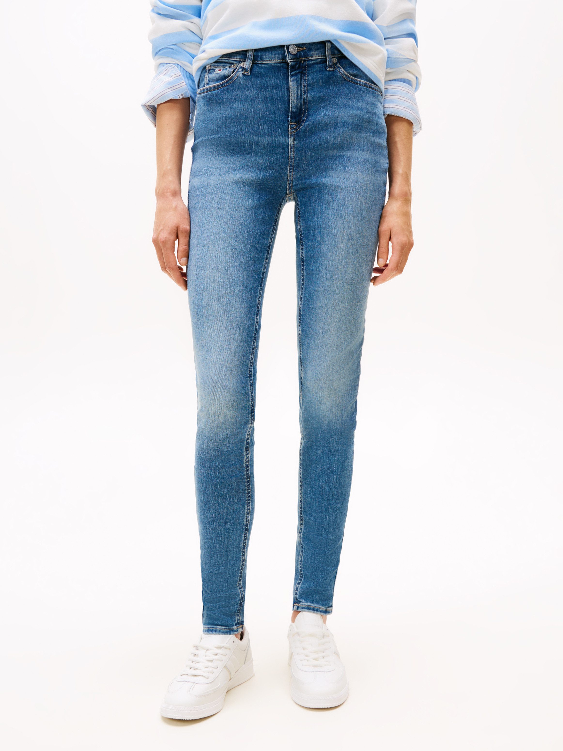 Tommy Jeans Skinny-fit-Jeans NORA MID RISE mit Waschung, Logo-Badge