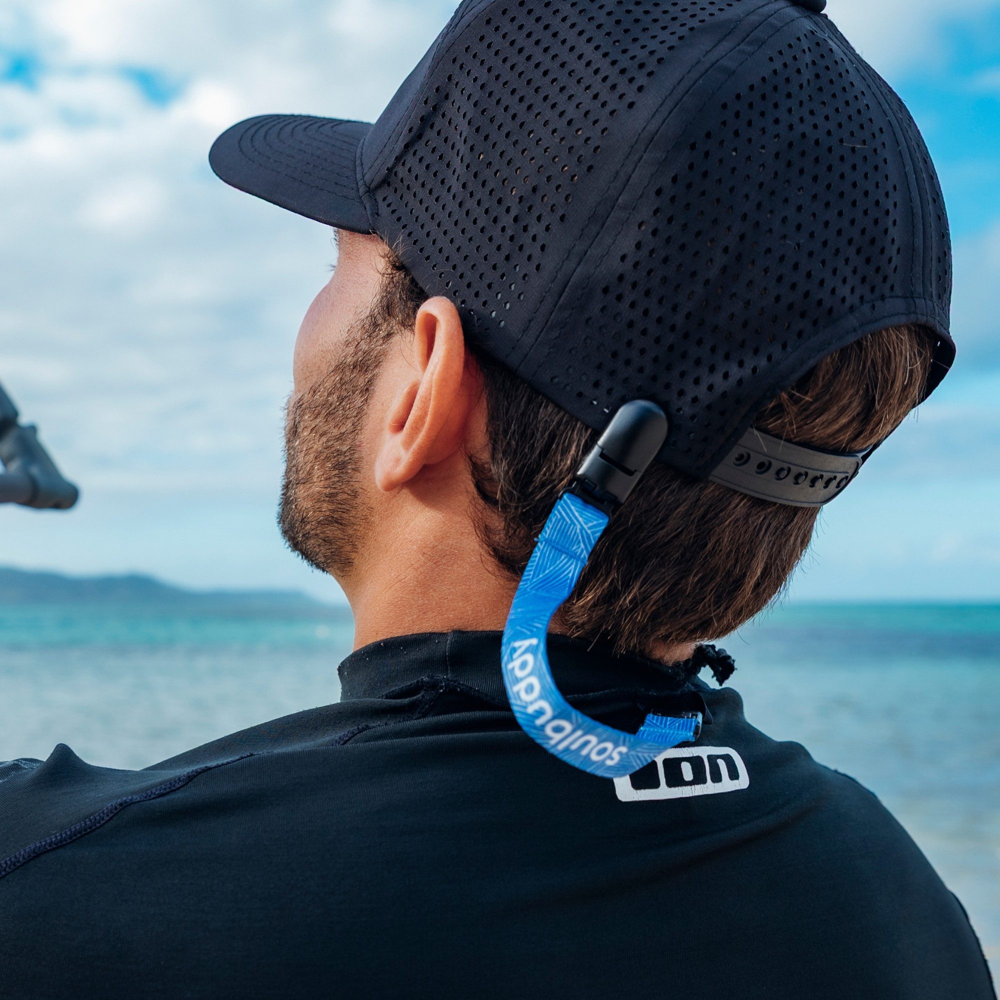 Soulbuddy Snapback Cap Clip, Befestigung an Shirt, Neo oder Tasche (Einfach zu befestigen)