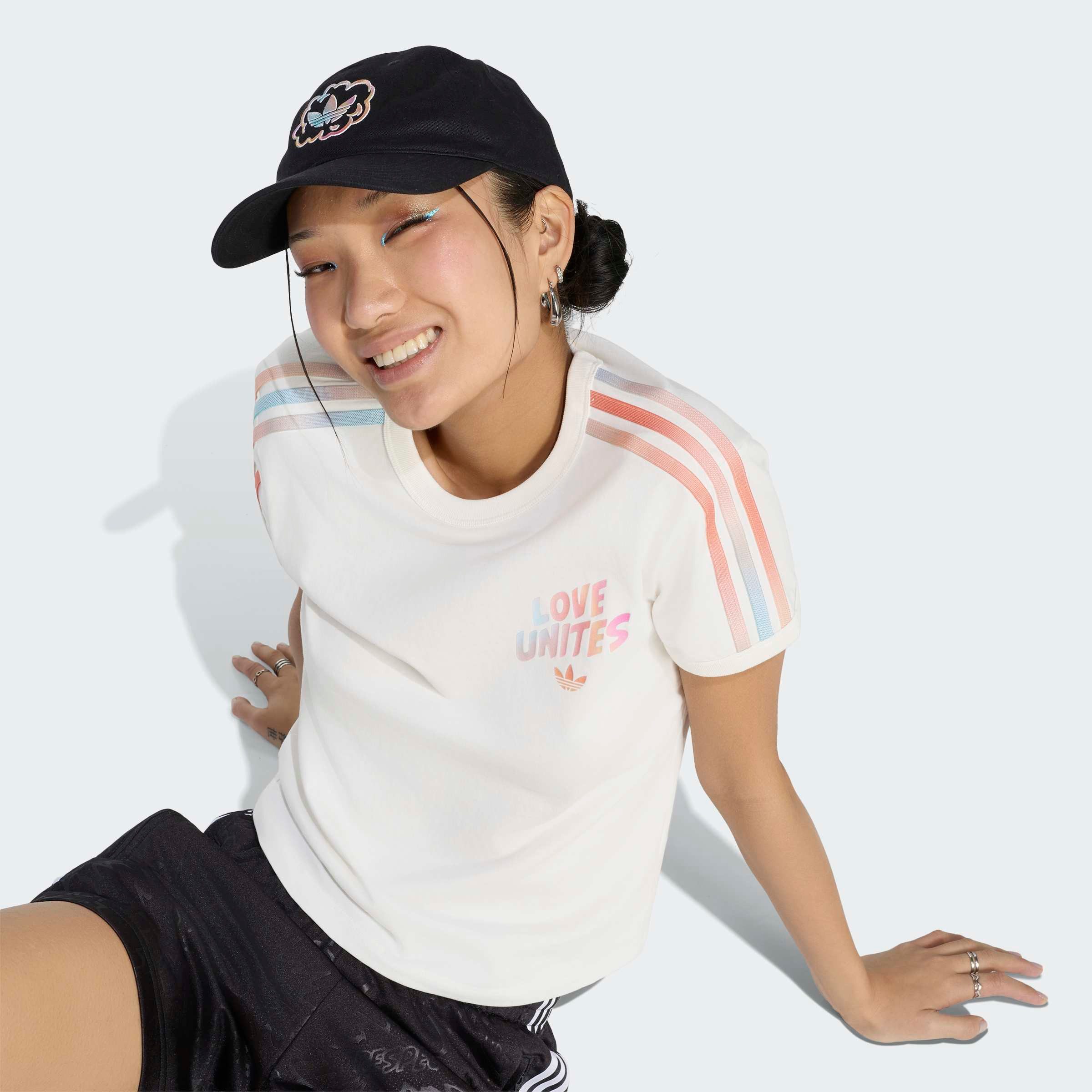 adidas Originals T-Shirt PRIDE GFX TEE für Erwachsene, mit Rundhalsausschnitt, ohne Verschluss, aus Baumwolle