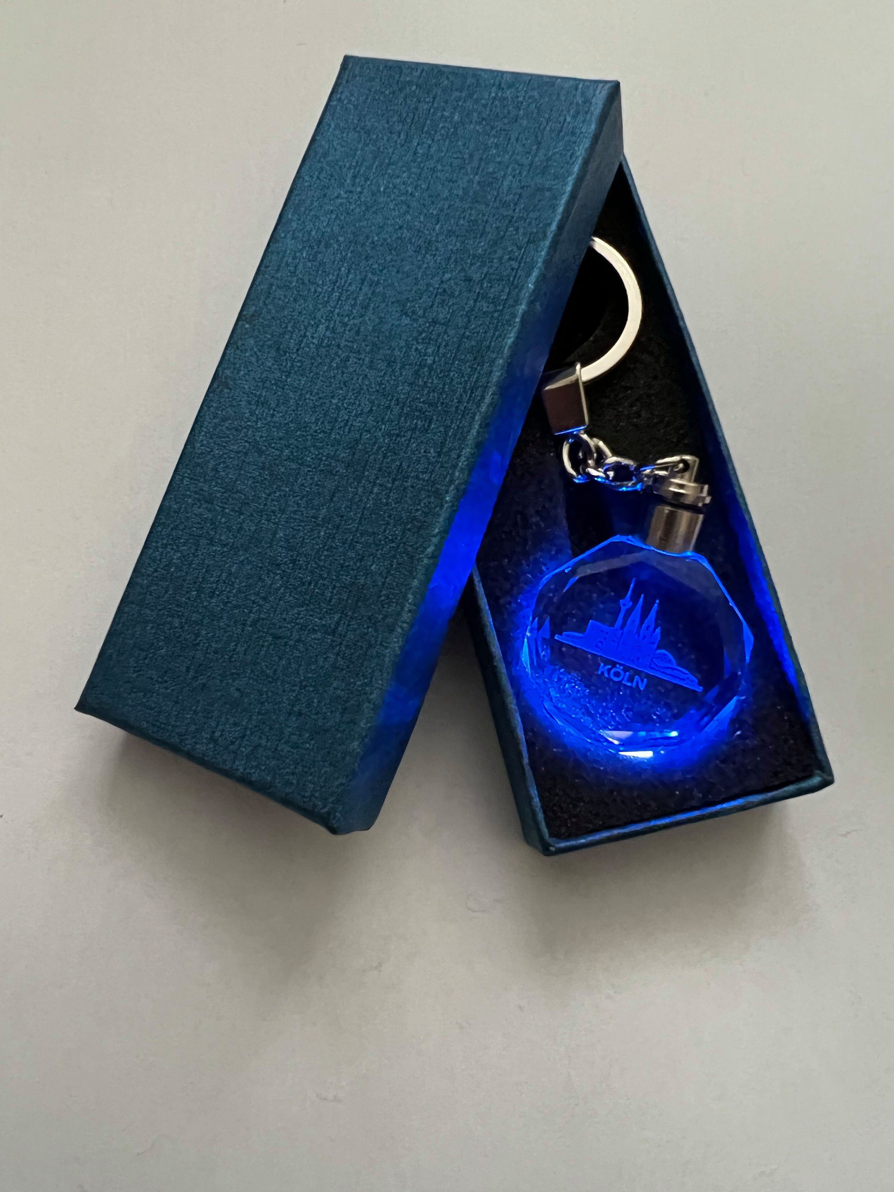 Stelby Schlüsselanhänger Köln Stadt Schlüsselanhänger Multicolor LED mit Geschenkbox (Perfekt für Geburtstage und Weihnachten, Robustes Glasmaterial, leuchtet in 5 Farben), Farbwechsel, langlebig, modernes Design