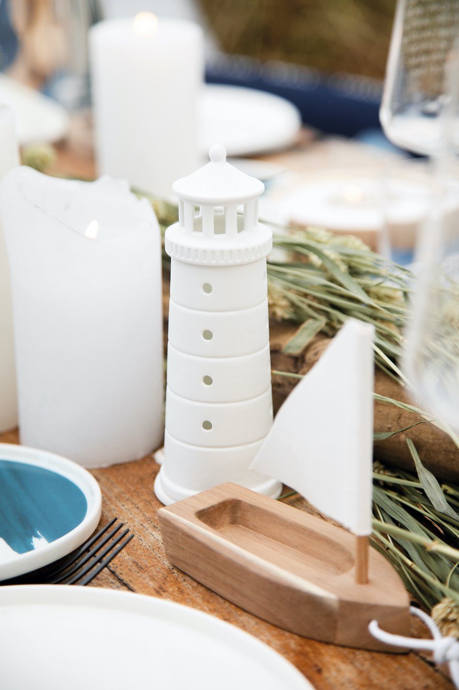 Porzellan Worte LIVING Teelichthalter Leuchtturm als H16cm Meer Design Räder weiß