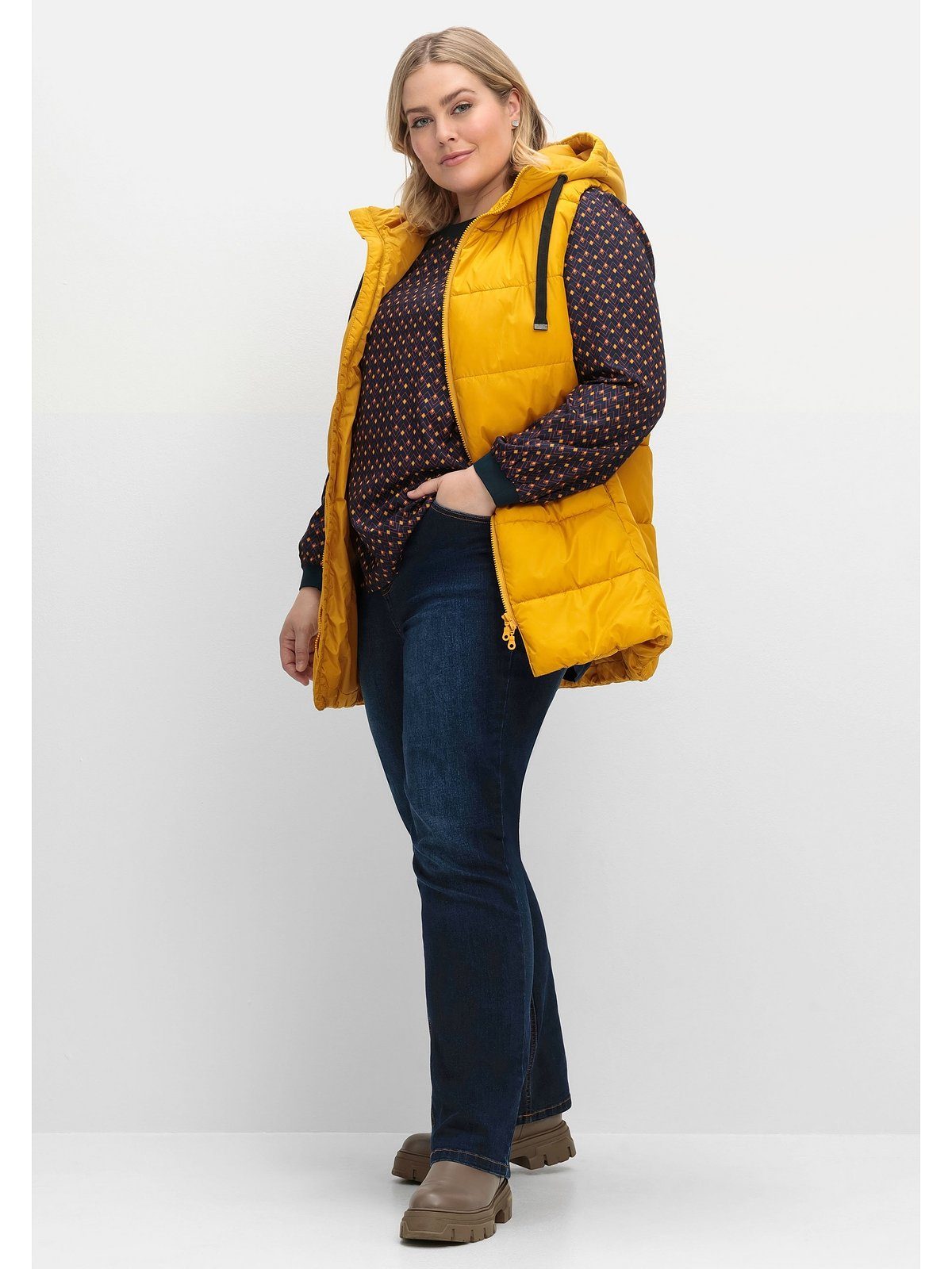 Sheego Steppweste in senfgelb mit Größen und Große A-Linie, 2-Wege-Zipper Kapuze