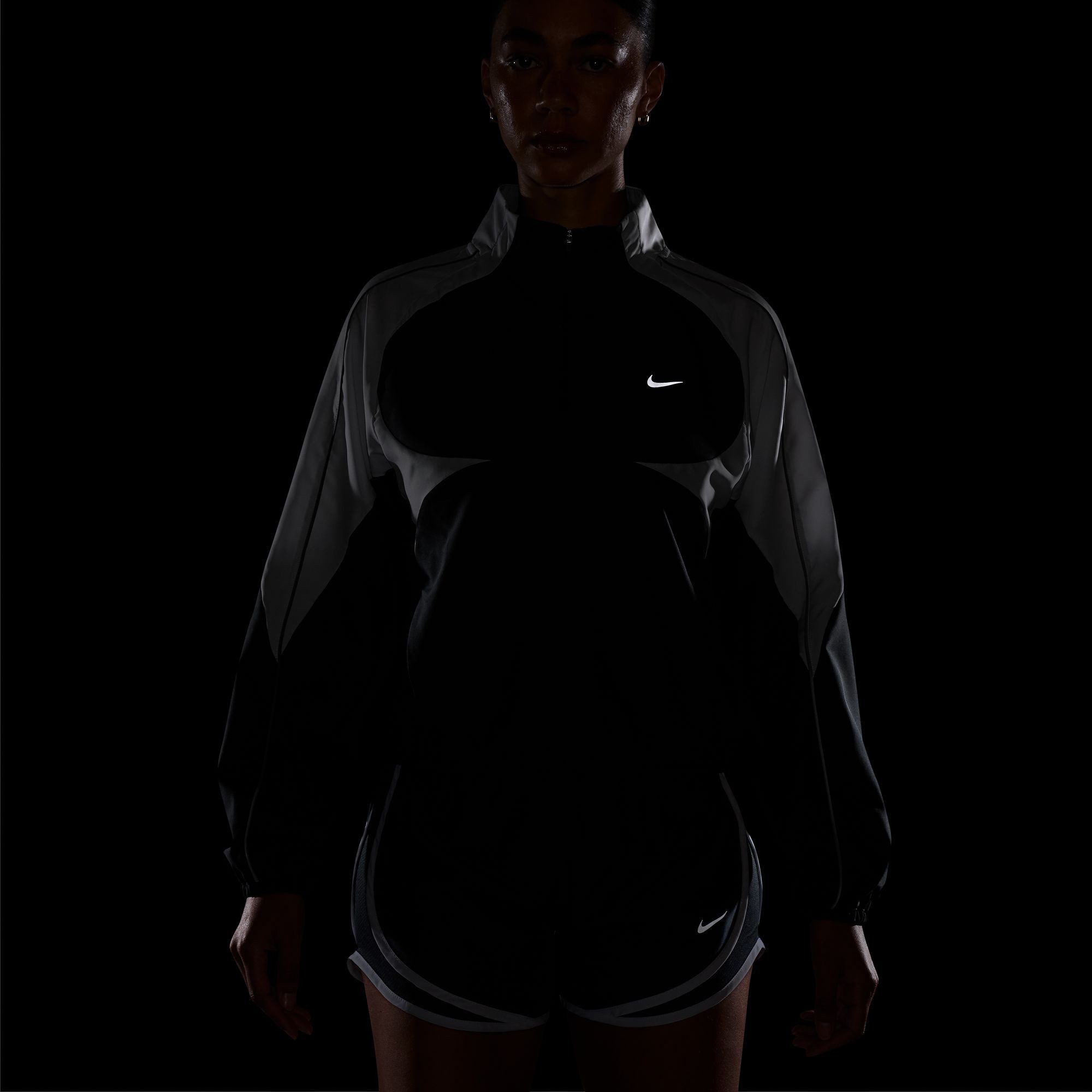 Nike Laufjacke W NK TEMPO SWSH DF JKT wasserabweisend, windabweisend, mit Reißverschluss, Langarm-Design