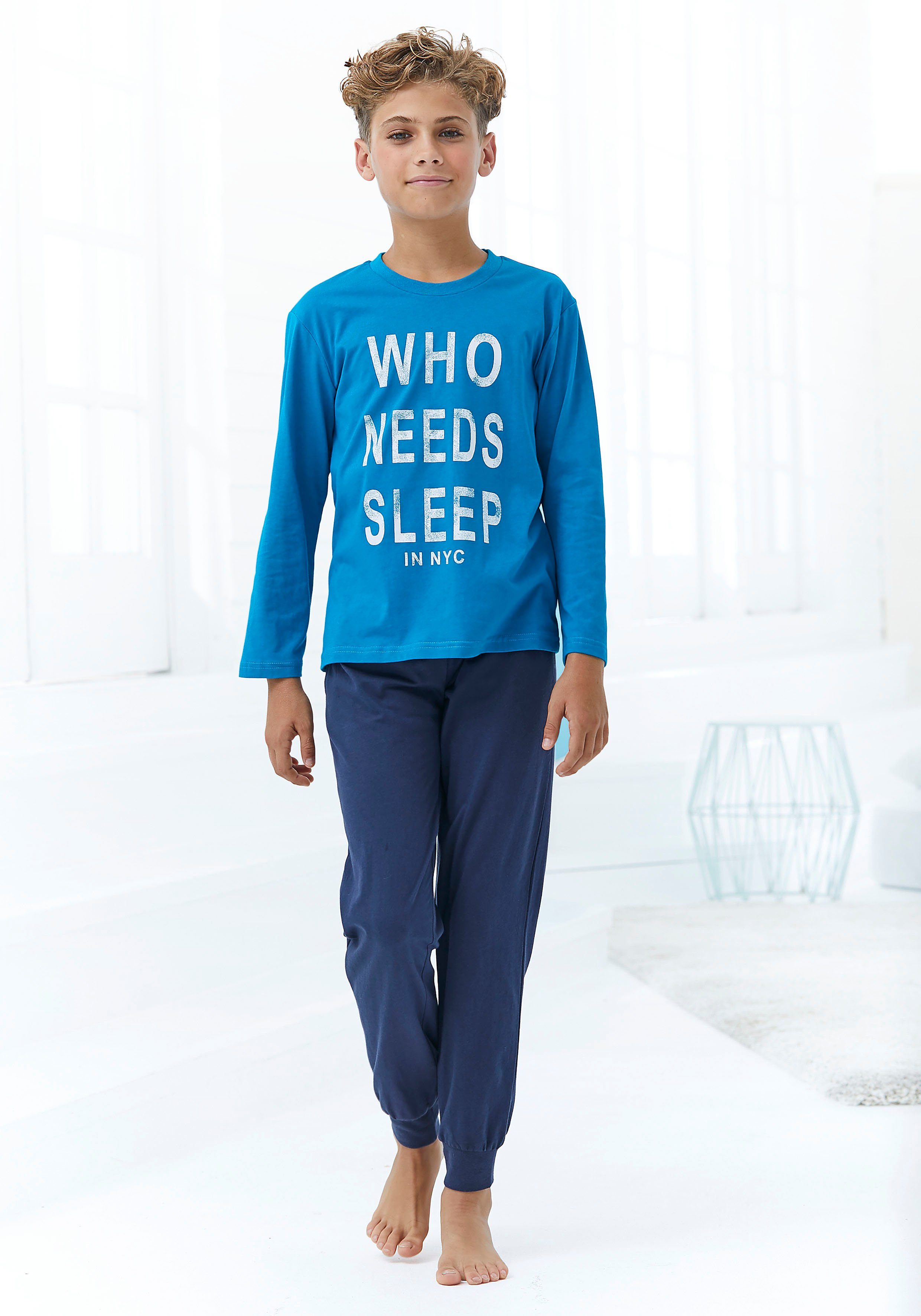 AUTHENTIC LE JOGGER Pyjama (2 tlg., 1 Stück) Schlafanzug mit Spruch "Who needs sleep"