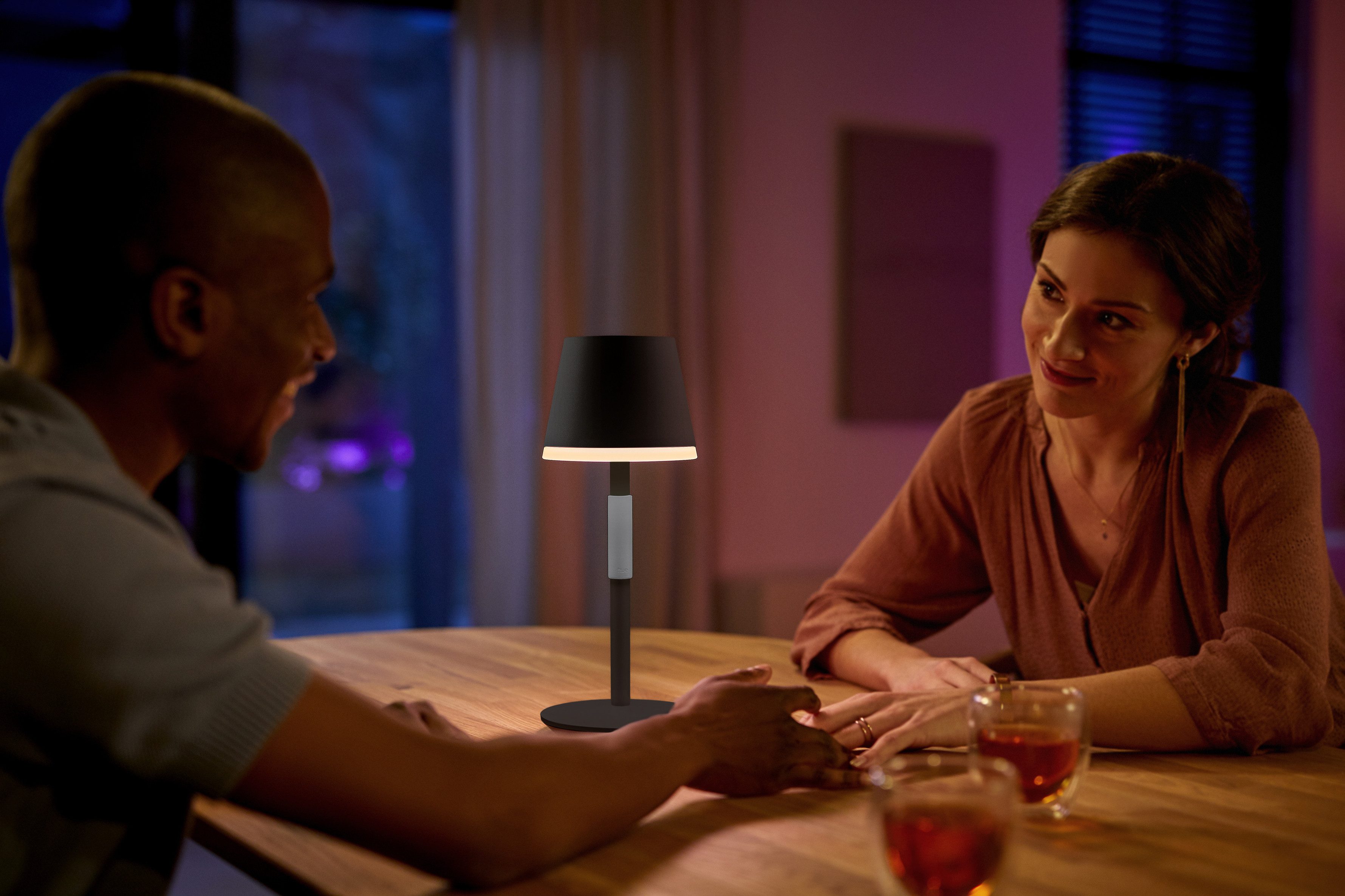 Philips Hue Smarte LED-Leuchte White & Color Ambiance Go Tragbare Tischleuchte schwarz, Abschaltautomatik, Bluetooth, CCT - über Fernbedienung, Dimmfunktion, Farbsteuerung, Farbwechsel, Leuchtdauer einstellbar, Memoryfunktion, Nachtlichtfunktion, RGB, Smart Home, Timerfunktion, dimmbar über Fernbedienung, erweiterbar, mehrere Helligkeitsstufen, LED wechselbar, RGB, Indoor und Outdoor