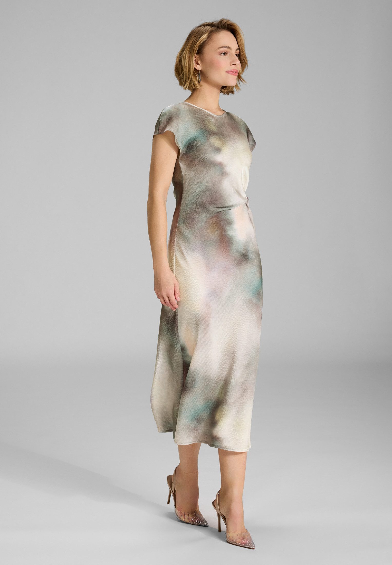 SWING Abendkleid Taillierte Passform mit fließendem günstig online kaufen