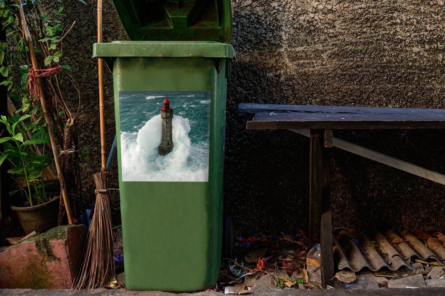 MuchoWow la in Container, vor Abfalbehälter Frankreich von Der Jument Wandsticker (1 St), Mülltonne, Mülleimer-aufkleber, grauen einem Leuchtturm Himmel Sticker,