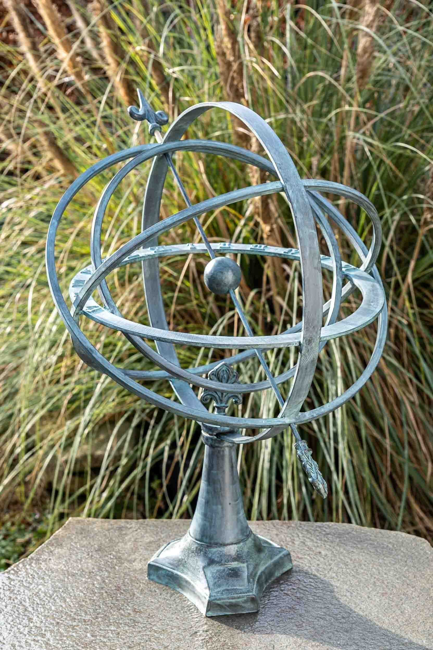 IDYL Gartenfigur IDYL Outdoor Zeitmesser aus Bronze "Sonnenuhr" - hochwertig und auffällig, Bronze – sehr robust – Langlebig – witterungsbeständig gegen Frost, Regen und UV-Strahlung. Die Modelle werden in Wachsausschmelzverfahren in Bronze gegossen und von Hand patiniert.