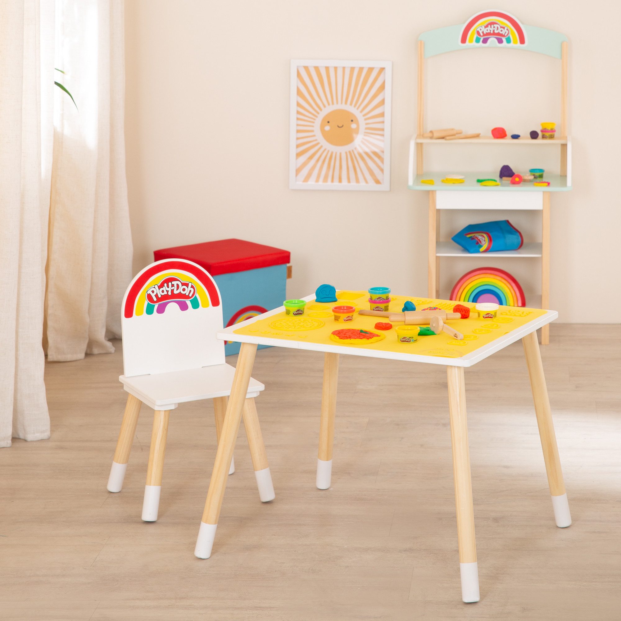 roba® Kindersitzgruppe roba x Play-Doh - Kreatives Sitzgruppen-Set - Spielset aus FSC Holz, (Set, 1 Tisch, 1 Stuhl + 6 Knetdosen, 3 Holzwerkzeuge), 3D-Kreativmatte mit Formen - Toller Spielspaß mit Knete ab 3 Jahren
