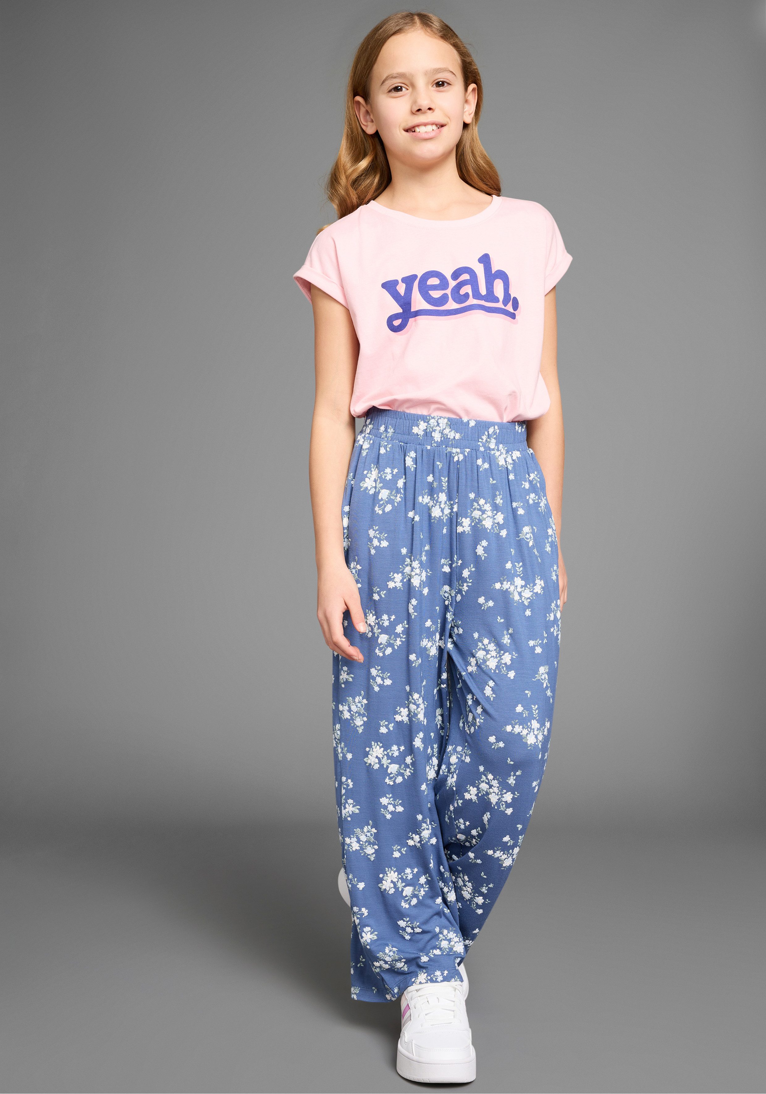KIDSWORLD Schlupfhose Viskose-Hose im Blumenmuster Trendige Hose mit Blumenmuster – Bild 4 von 5