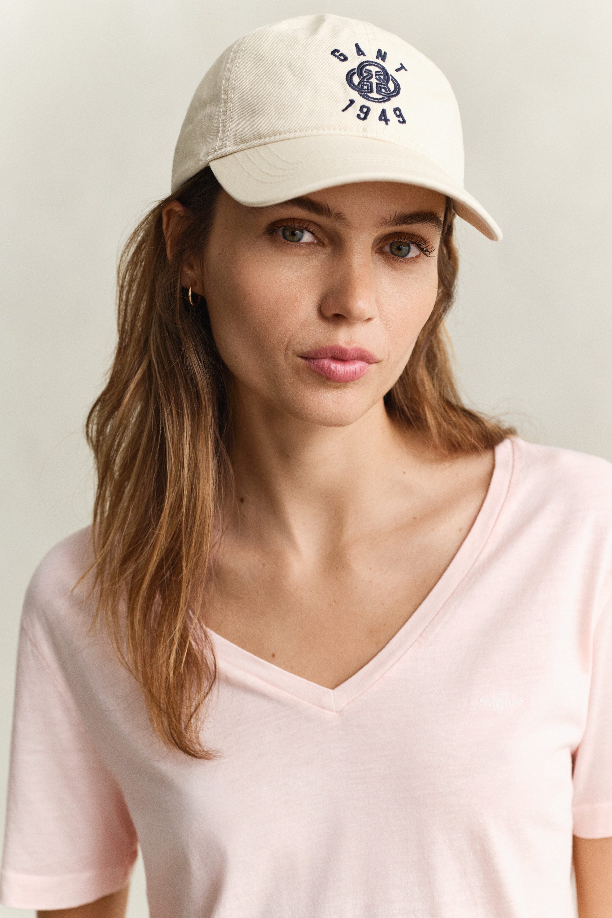 Gant T-Shirt REGULAR WASHED SHIELD V-NECK Regular fit mit V-Ausschnitt