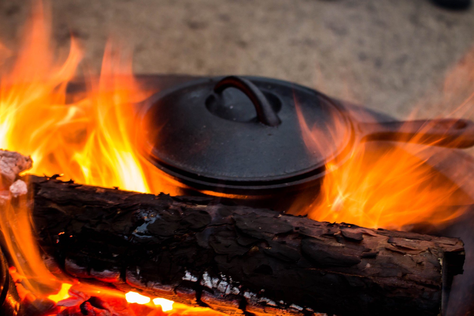 BBQ-Toro Grilltopf 8-teiliges Dutch Oven Set mit Dutch Oven, Grillplatte, Stieltopf, Gusseisen (8-teiliges Dutch Oven Set in Holzkiste, 8-tlg)