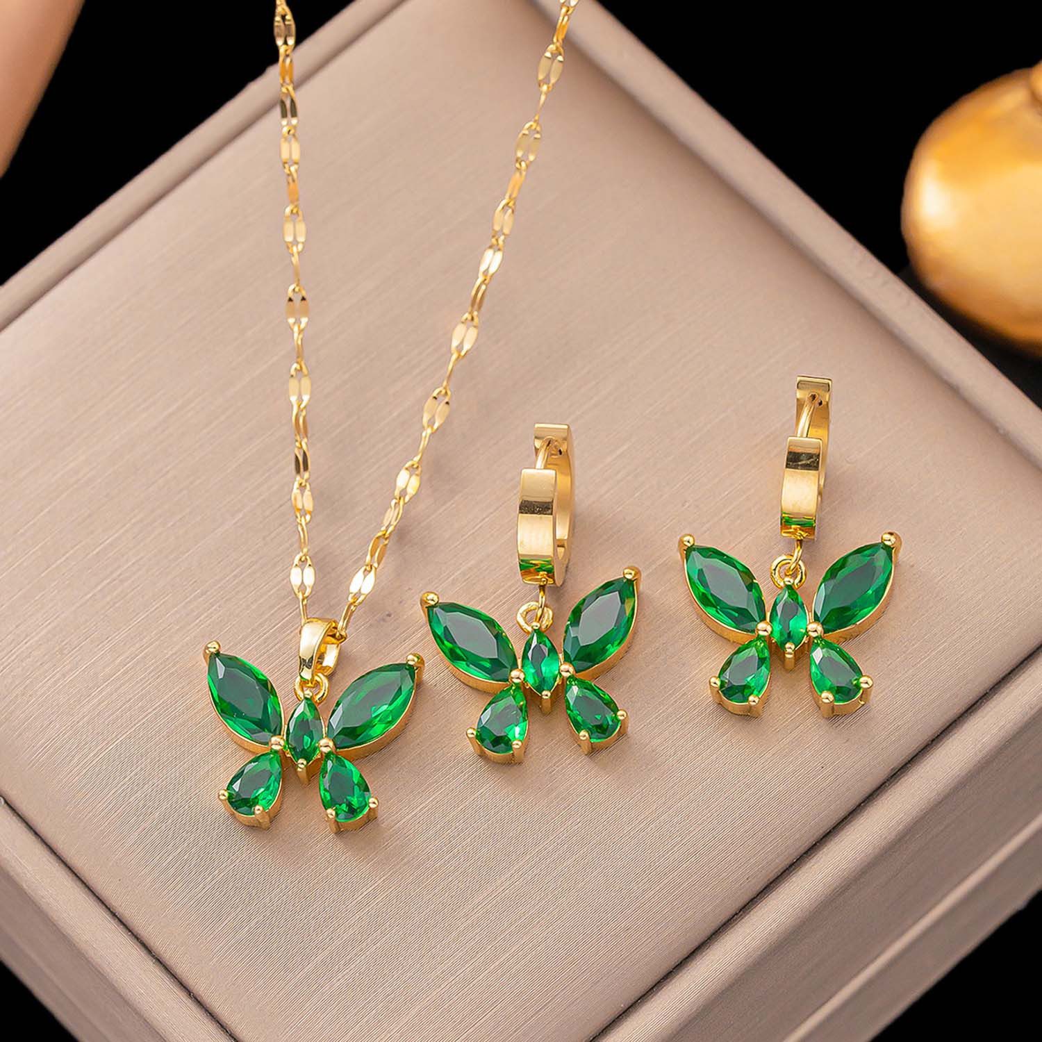 trends for living Schmuckset Schmuckset Smaragd-Schmetterling Ohrringen und einer Halskette