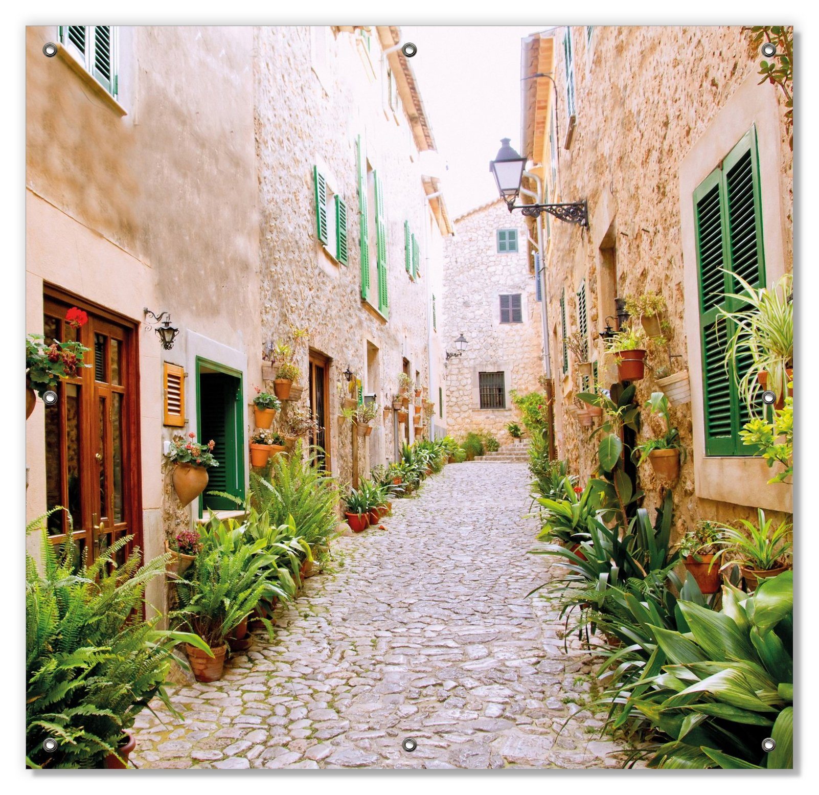 Wallario Sonnenschutz Südländische Gasse mit alten Häusern und grüner Oase, blickdicht, mit Saugnäpfen, wiederablösbar und wiederverwendbar
