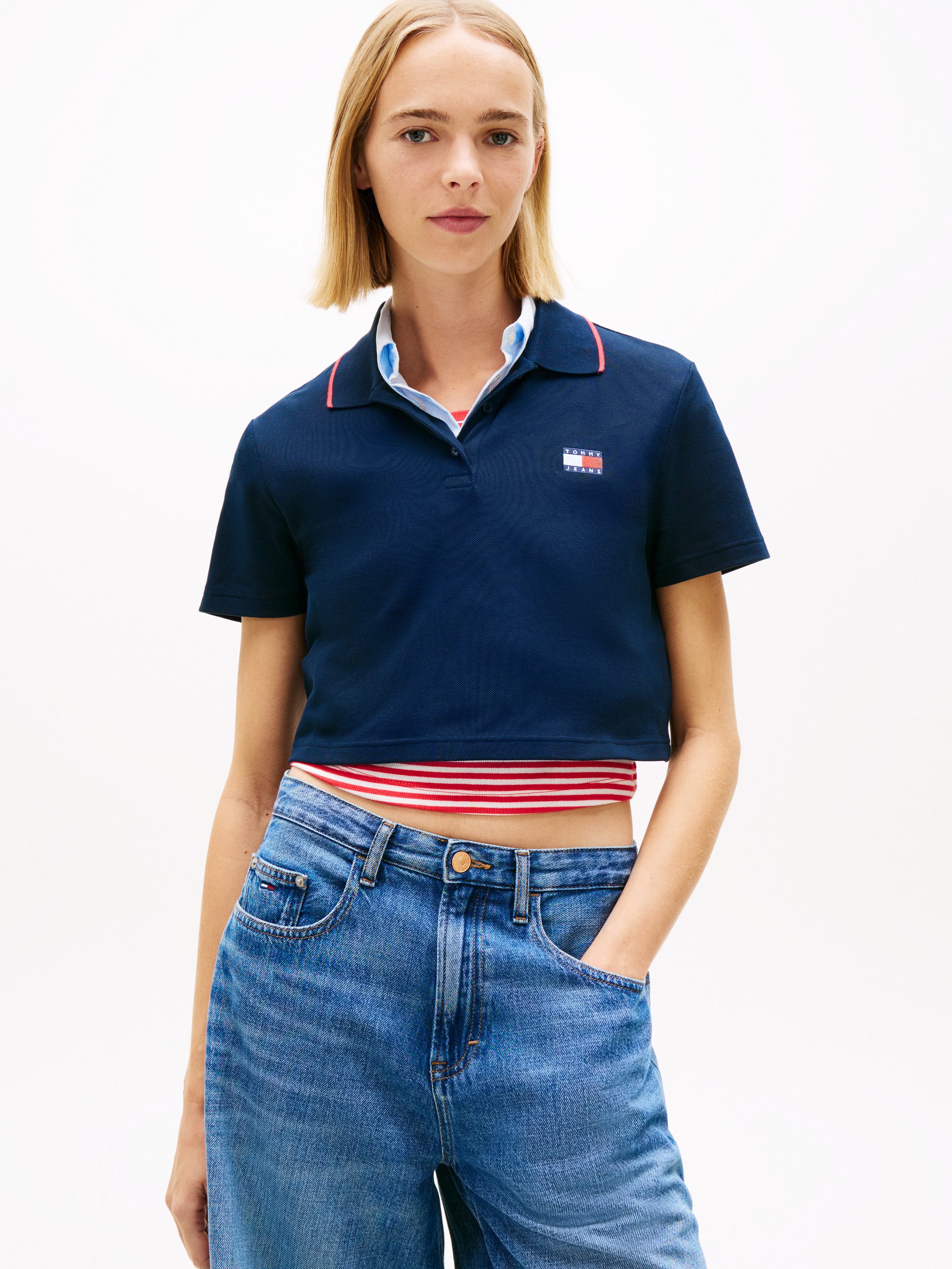 Tommy Jeans Poloshirt TJW CRP BADGE SHORT SLEEVE POLO mit verkürztem Schnitt, Boxy Fit