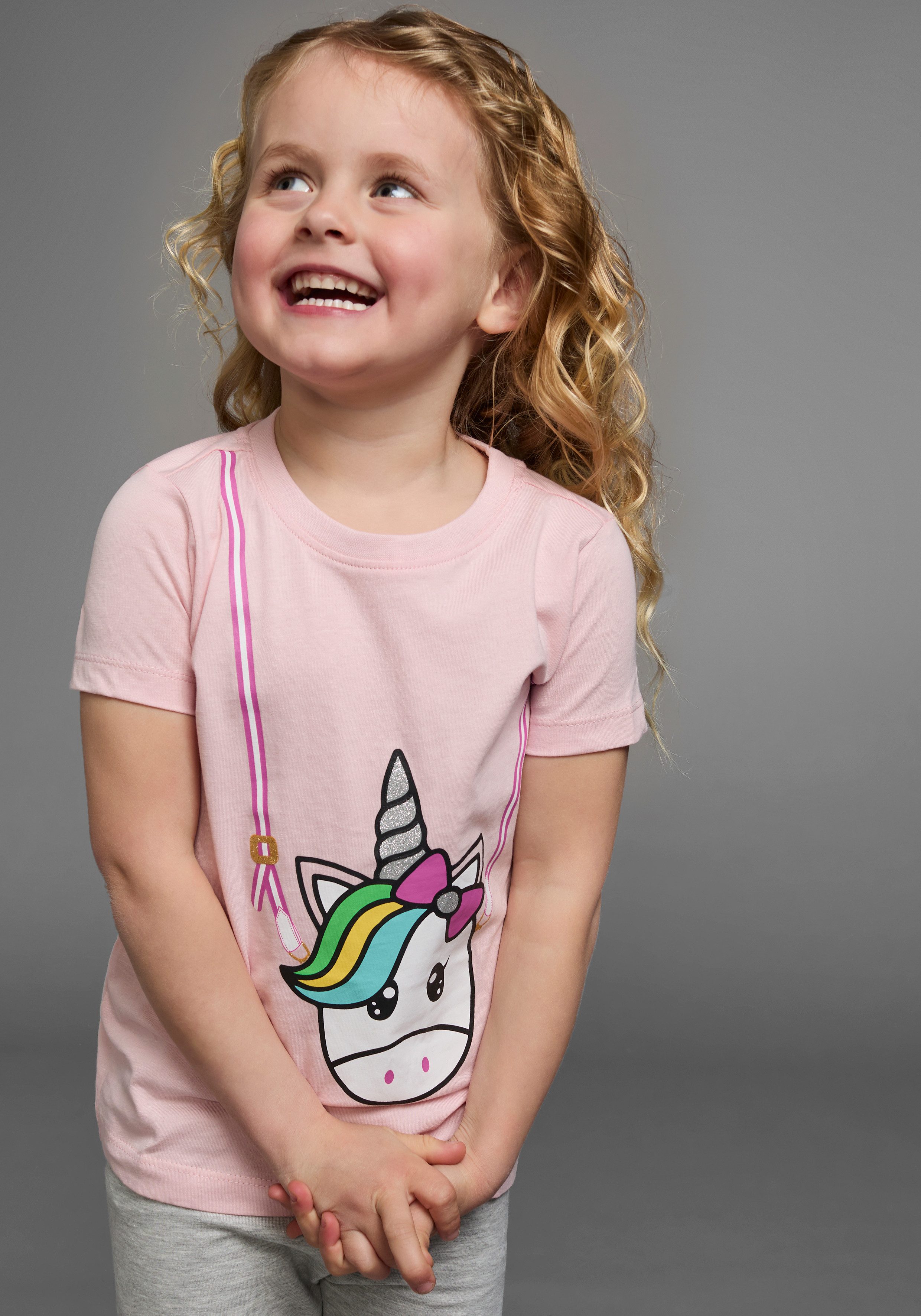 KIDSWORLD T-Shirt für kleine Mädchen Kurzarm, basic geschnittene Passform, mit Glitzerdetails und Print