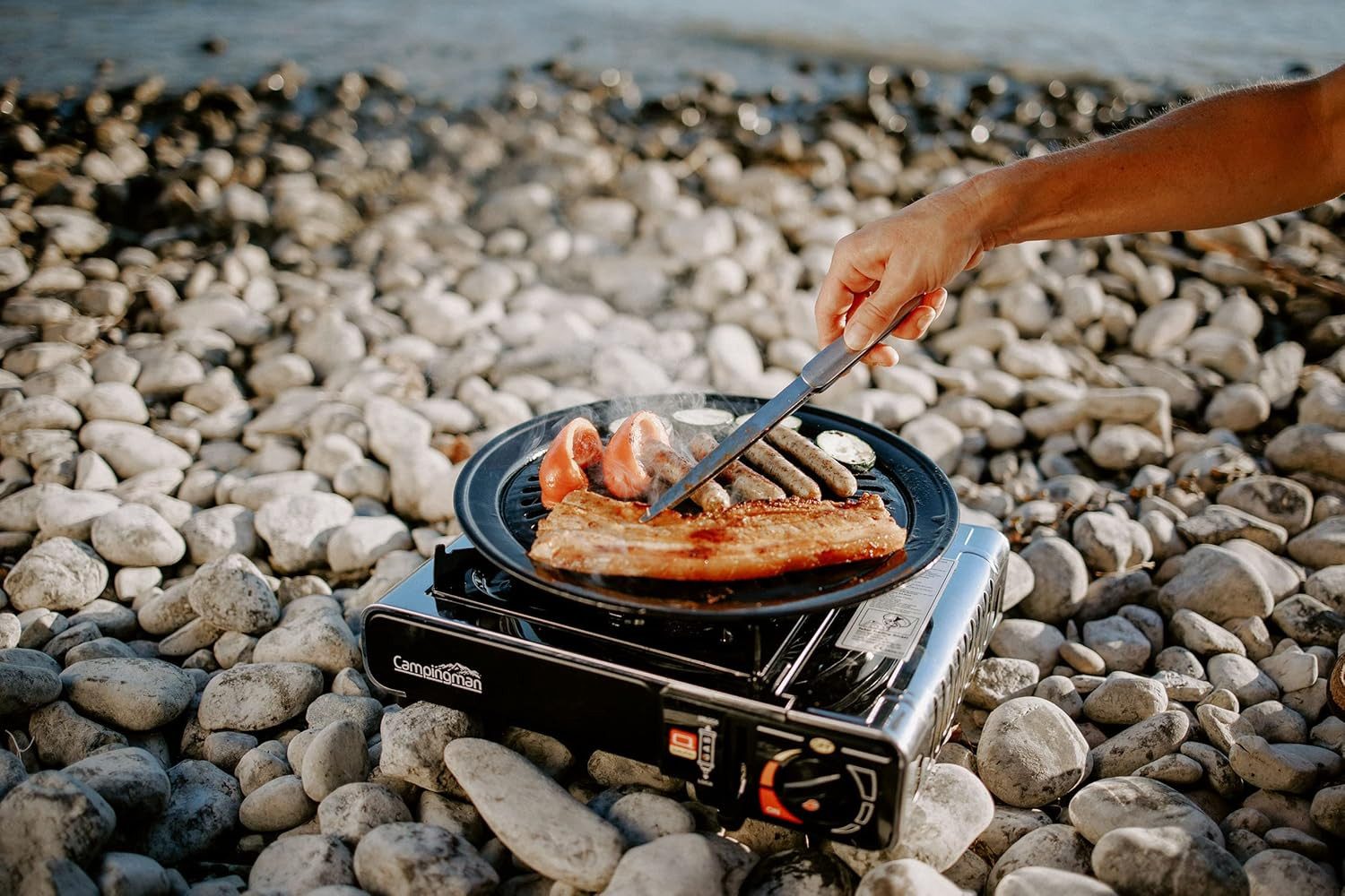Campingman Grillplatte für Gaskocher – Antihaft BBQ Grillaufsatz mit Fettablauf (Kein Anbrennen & einfache Reinigung, 1-St., Grillplatten-Set mit Fettauffangschale & Griff für Camping), Stabil für Camping, Outdoor & Picknick