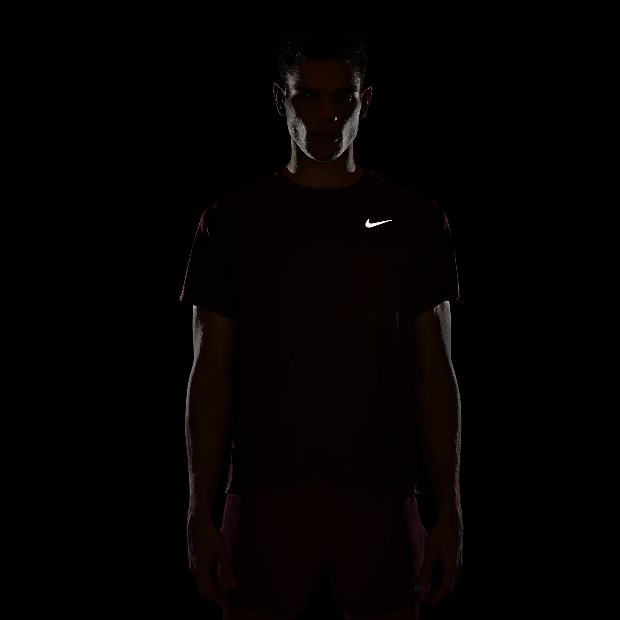 Nike Laufshirt DRI-FIT MEN'S MAROON/CEDAR/HTR/REFLECTIVE UV NIGHT SHORT-SLEEVE MILER SILV TOP RUNNING