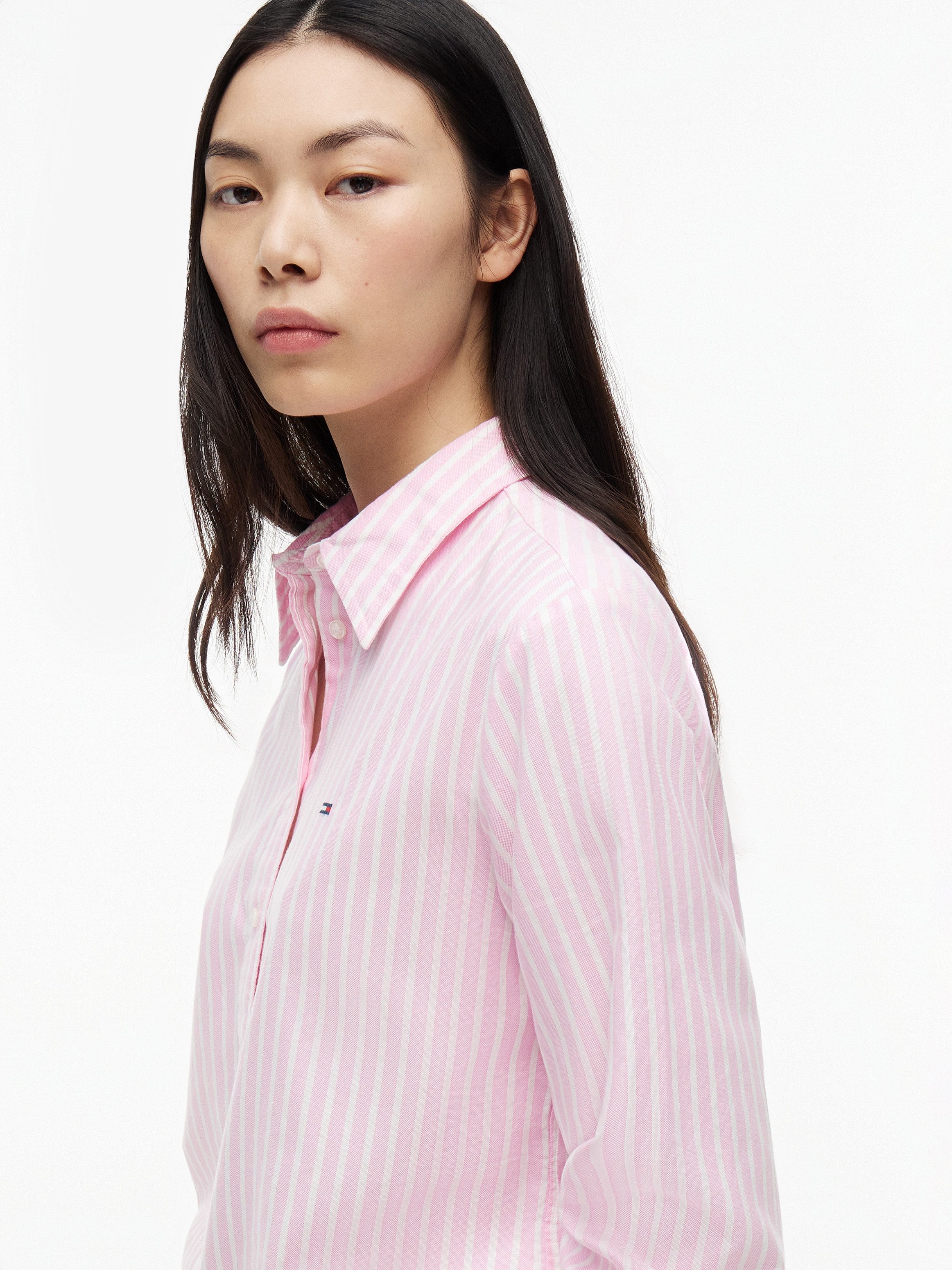 Tommy Jeans Hemdbluse TJW REG OXFORD SHIRT mit Logostickerei, abgerundeter Saum