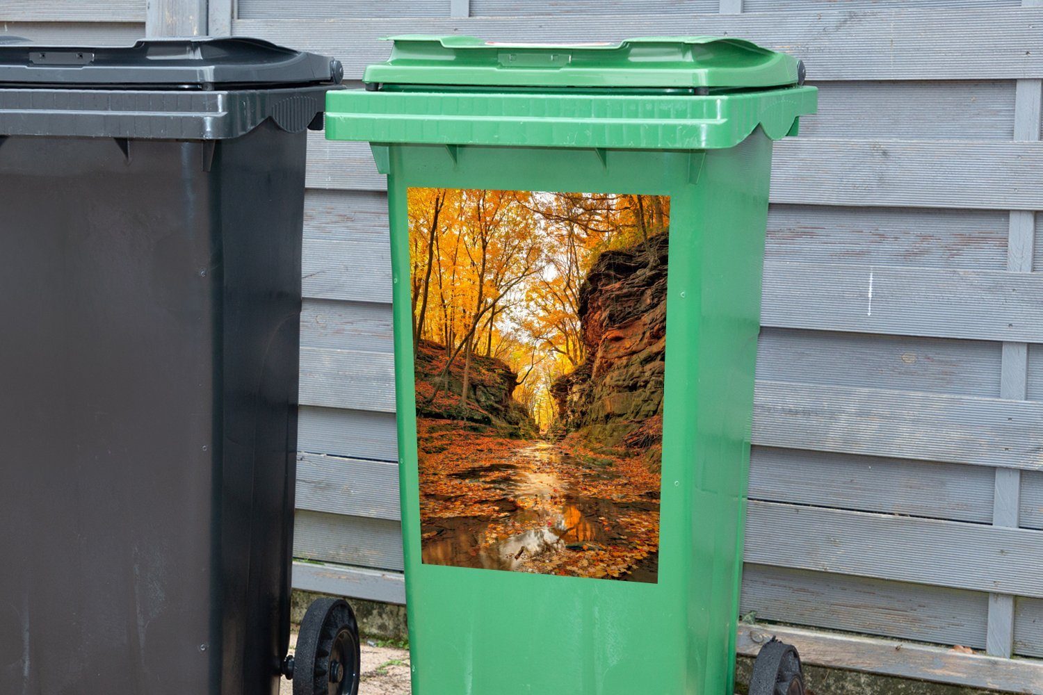 im Mülltonne, Mülleimer-aufkleber, Bach MuchoWow Wandsticker Abfalbehälter Container, Sticker, (1 St), Herbst