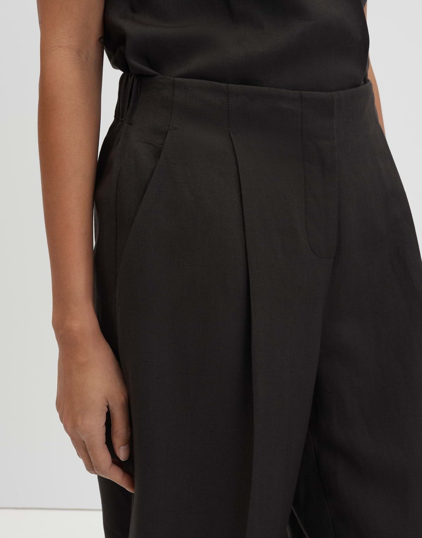 someday Leinenhose Cisilia linen in weiter Passform Luftiger Schnitt mit Bundfalten und weitem Beinverlauf – Bild 4 von 5