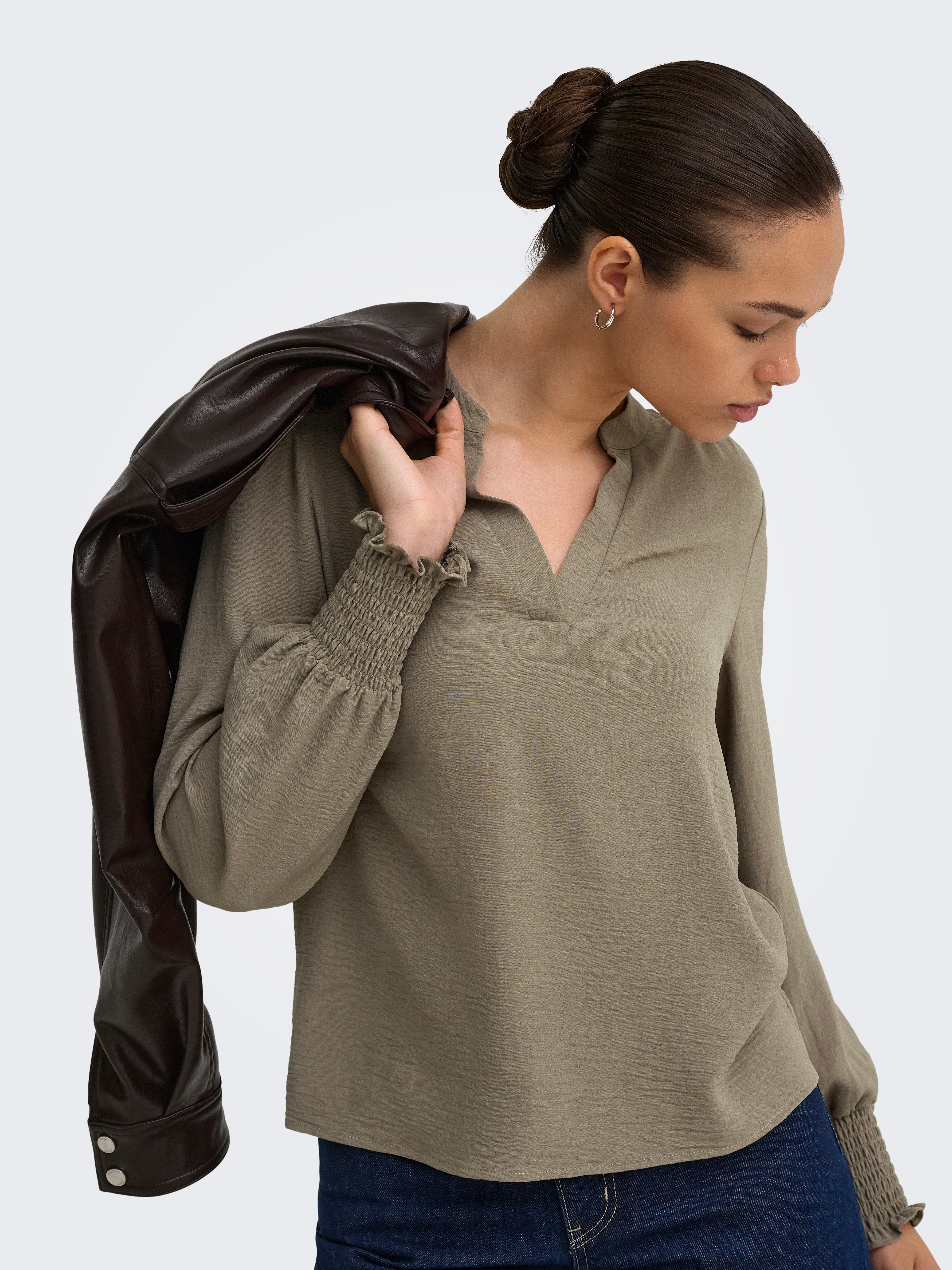 ONLY Blusenshirt ONLMETTE V-NECK LS SMOCK TOP NOOS WVN Kunstfaser, regular fit – Bild 2 von 5