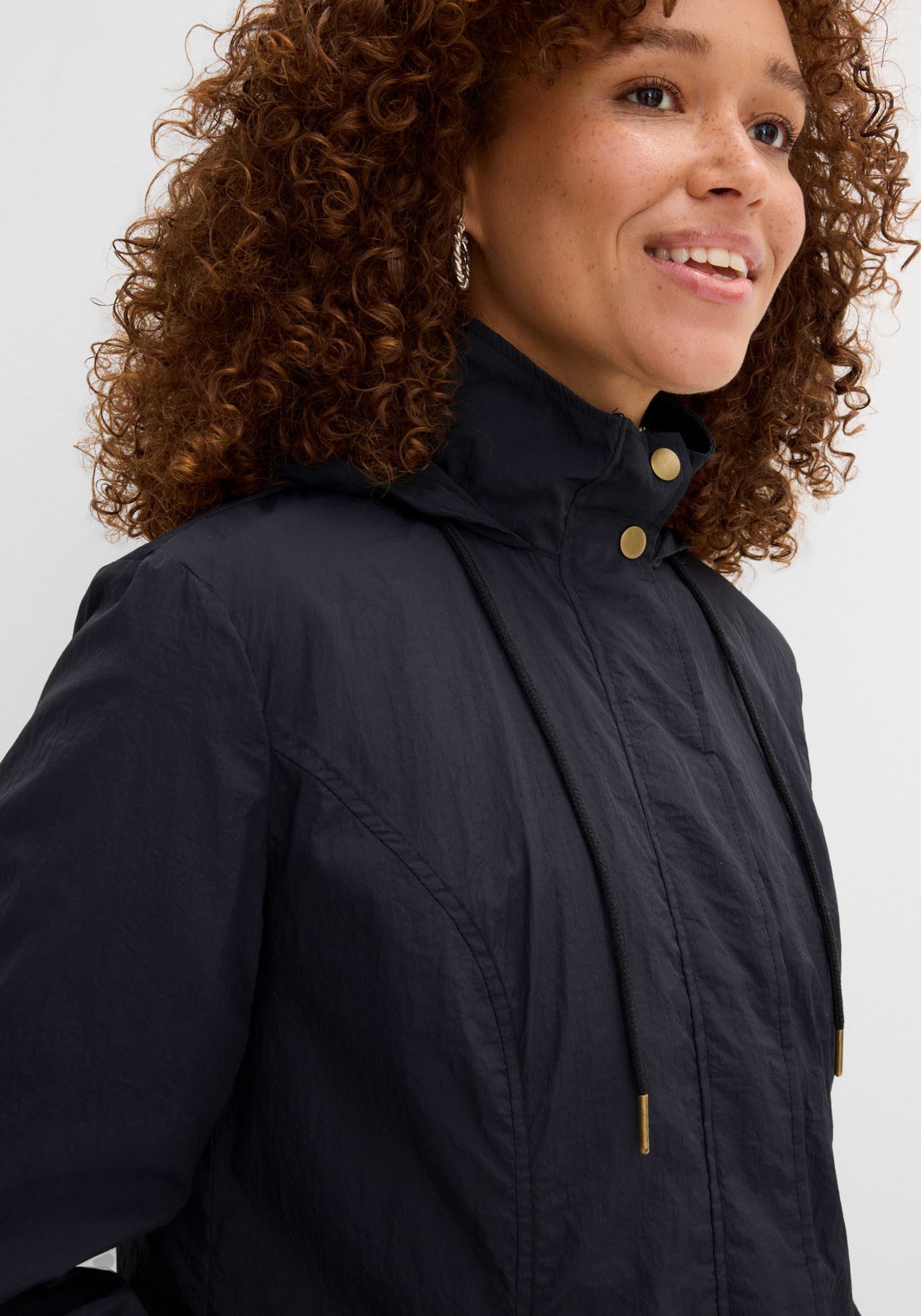 bonprix Allwetterjacke sportlicher Stil, leichter Parka mit Kapuze, mit seitlichen Taschen
