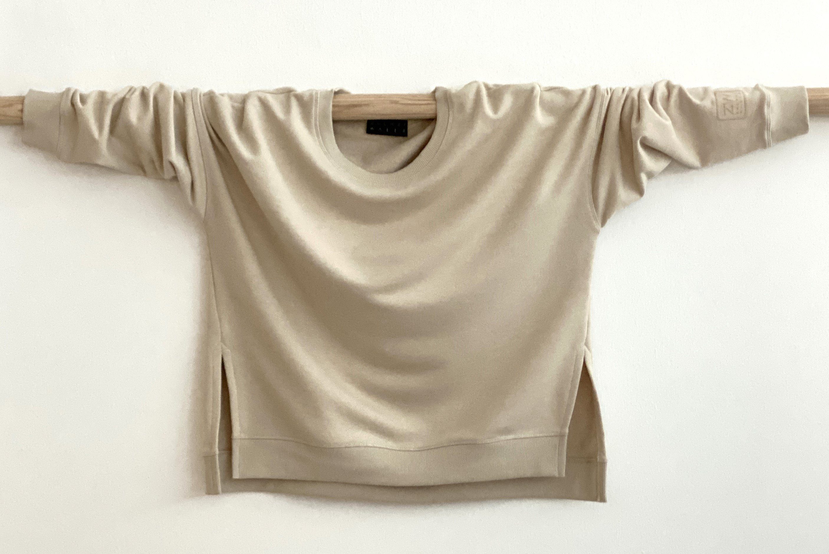 Zuckerwatte Sweatshirt mit edlem Logoprint aus wertiger Baumwollmischung, seitlich geschlitzt beige