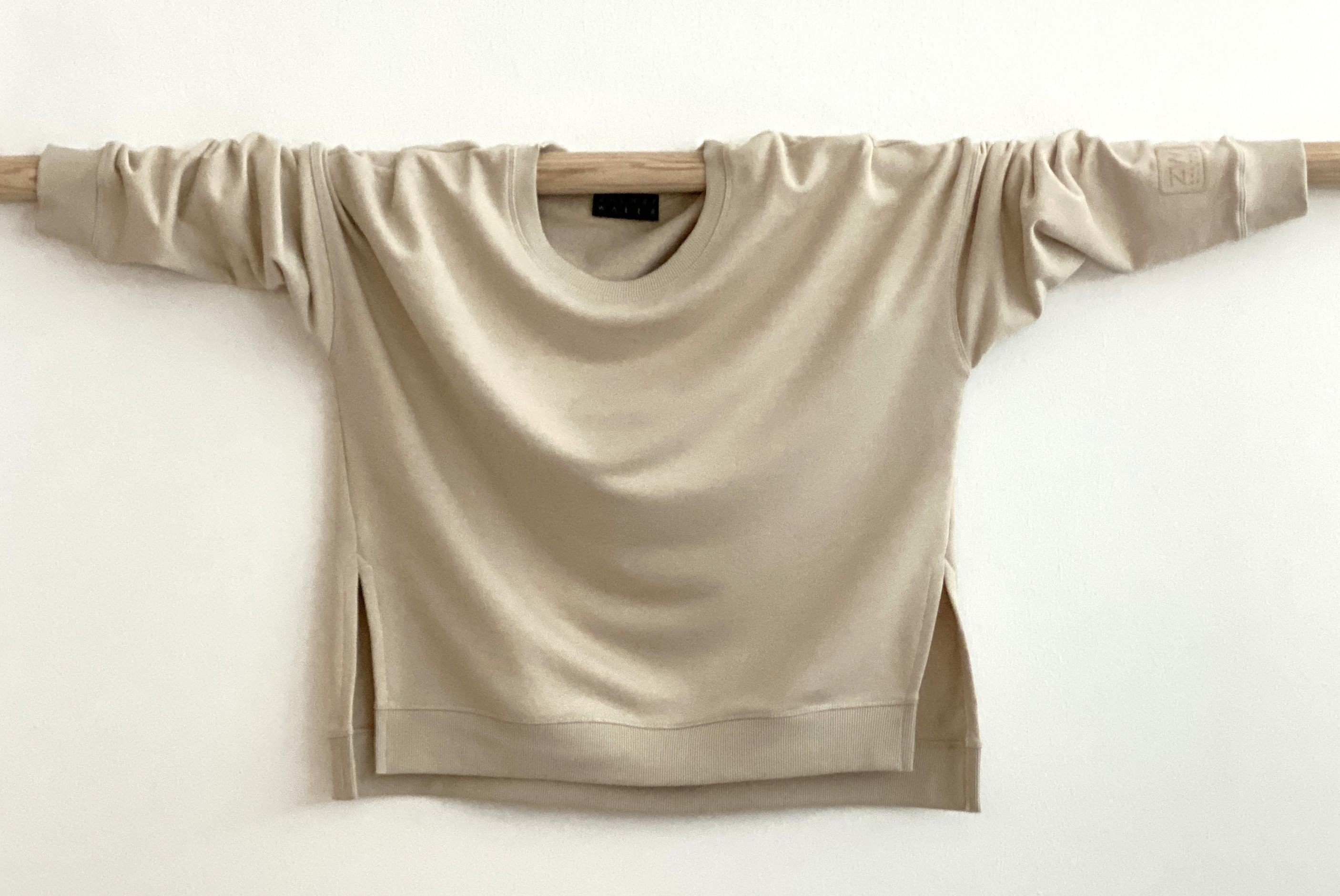 beige Logoprint aus Zuckerwatte edlem mit wertiger Sweatshirt seitlich Baumwollmischung, geschlitzt