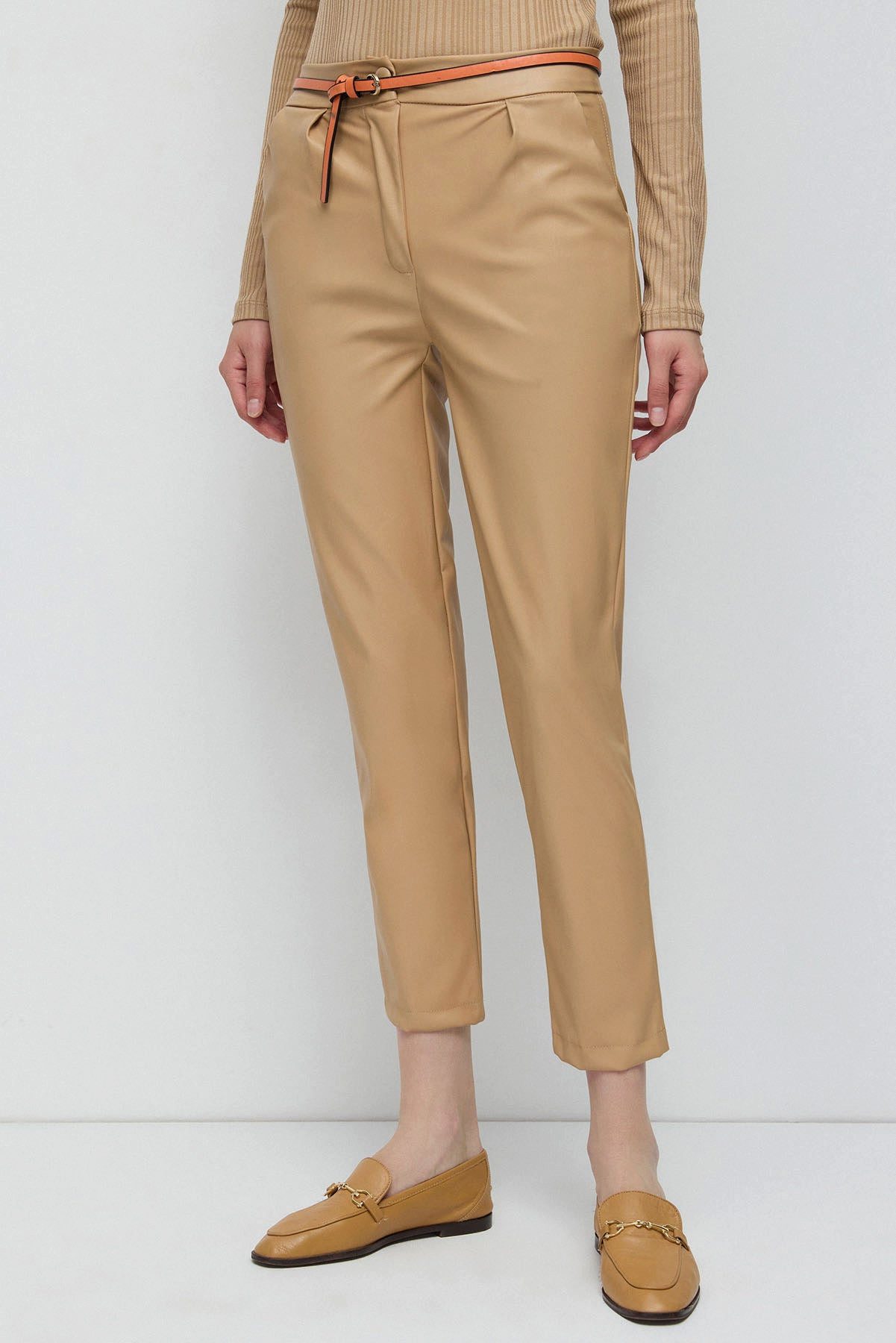 No Matter What Bequeme Jeans Hose in Lederoptik mit Kordelzugbund – Bild 4 von 5
