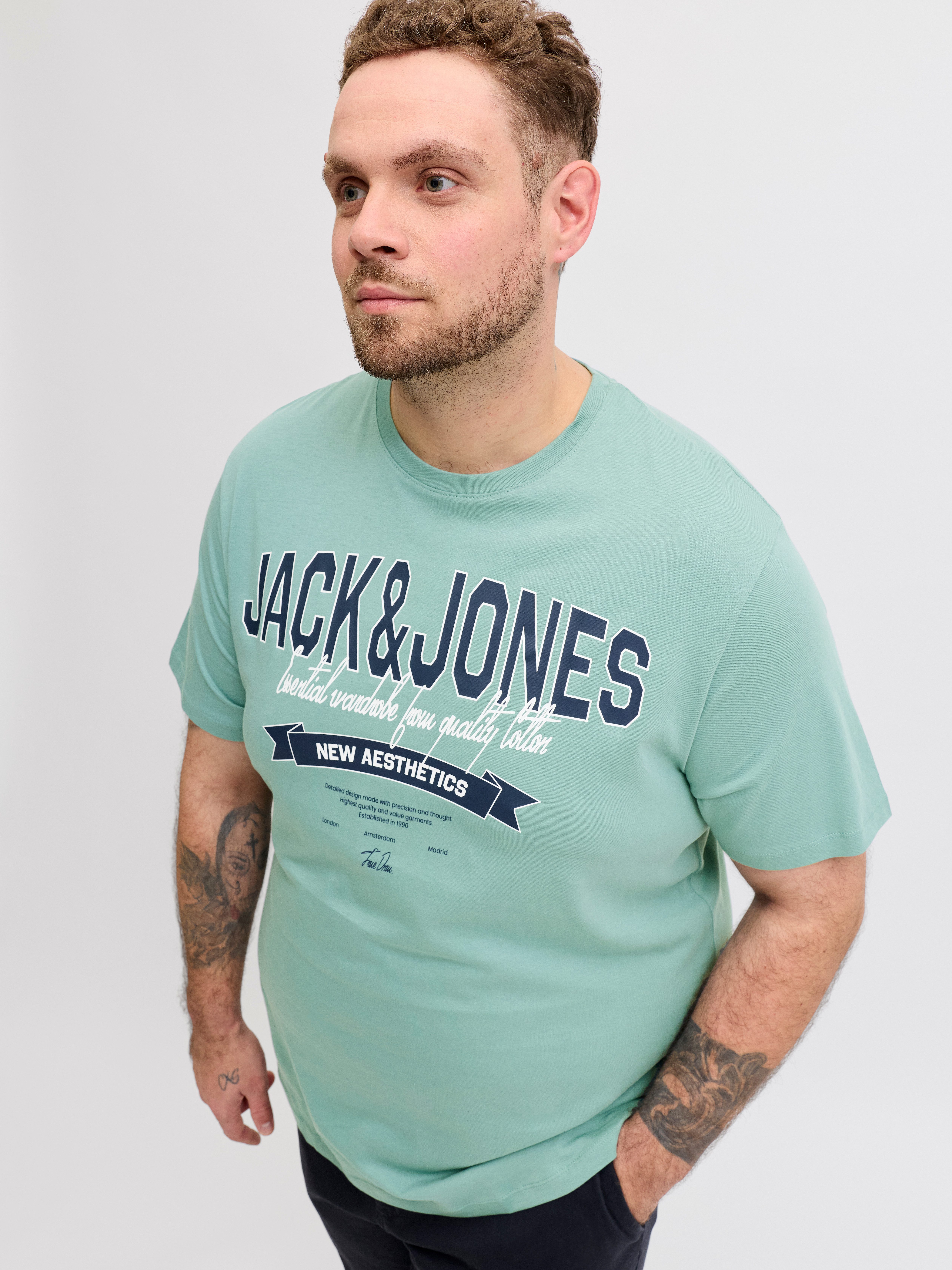 Jack & Jones PlusSize Rundhalsshirt JJELOGO TEE SS O-NECK 2 COL SS26 SN PLS mit auffälligem Print – Bild 2 von 5