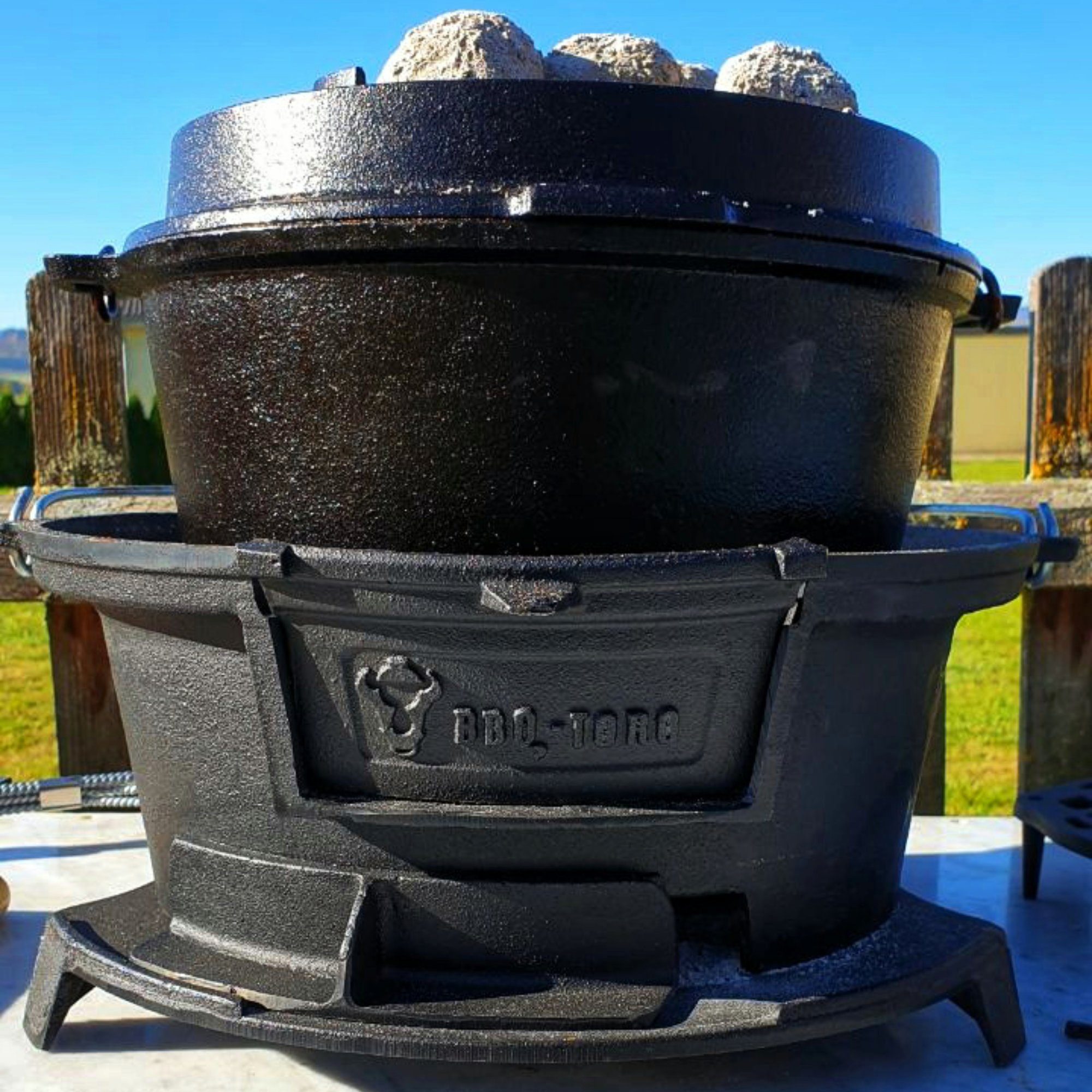 BBQ-Toro Holzkohlegrill Gusseisen Grilltopf mit Grillrost, 32 x 33 x 18 cm, Hibachi Style