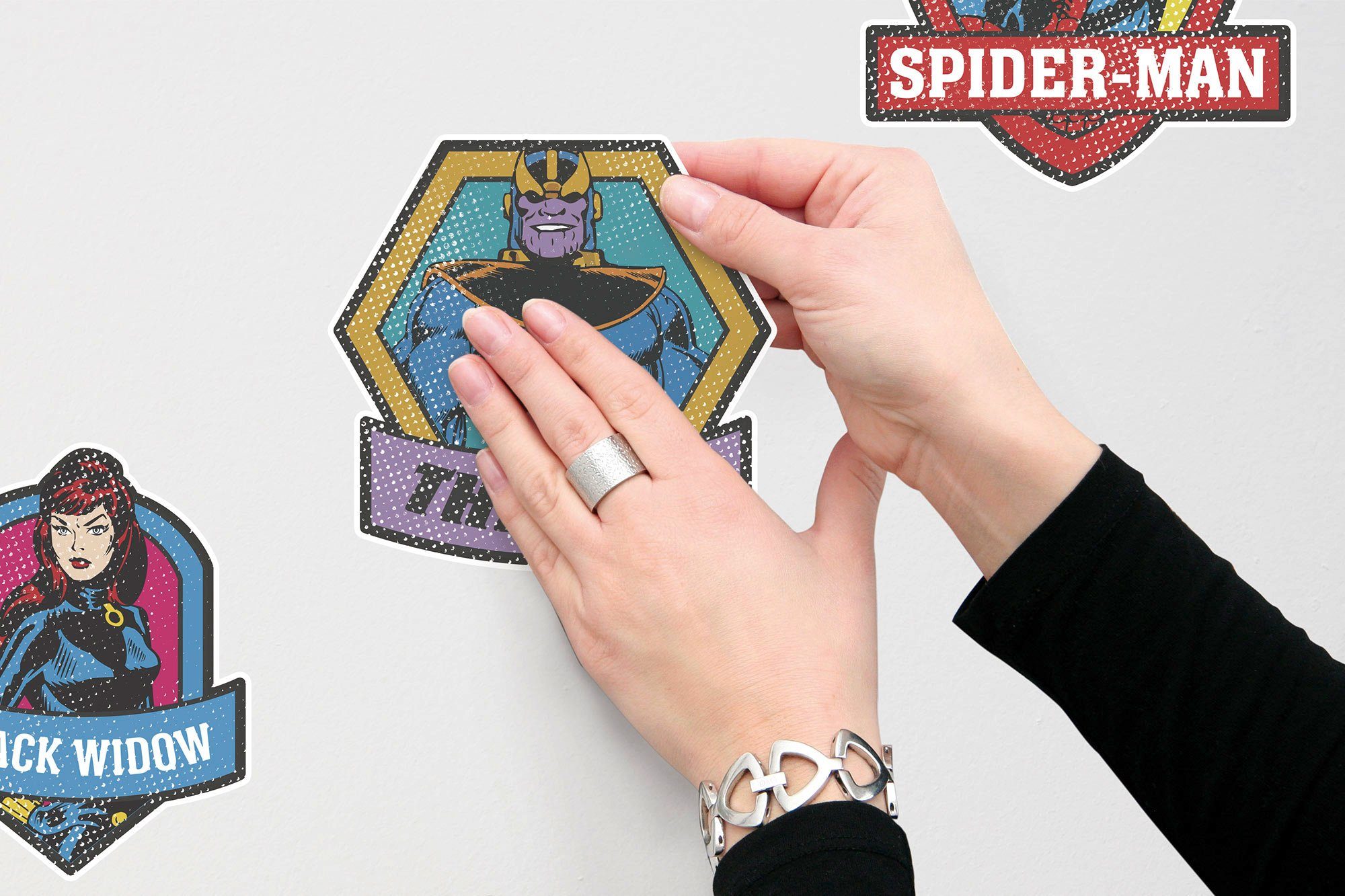 Komar Wandtattoo Avengers Classic Badges - Größe 50 x 70 cm (10 St), selbstklebend, Wandsticker, Kinderzimmer