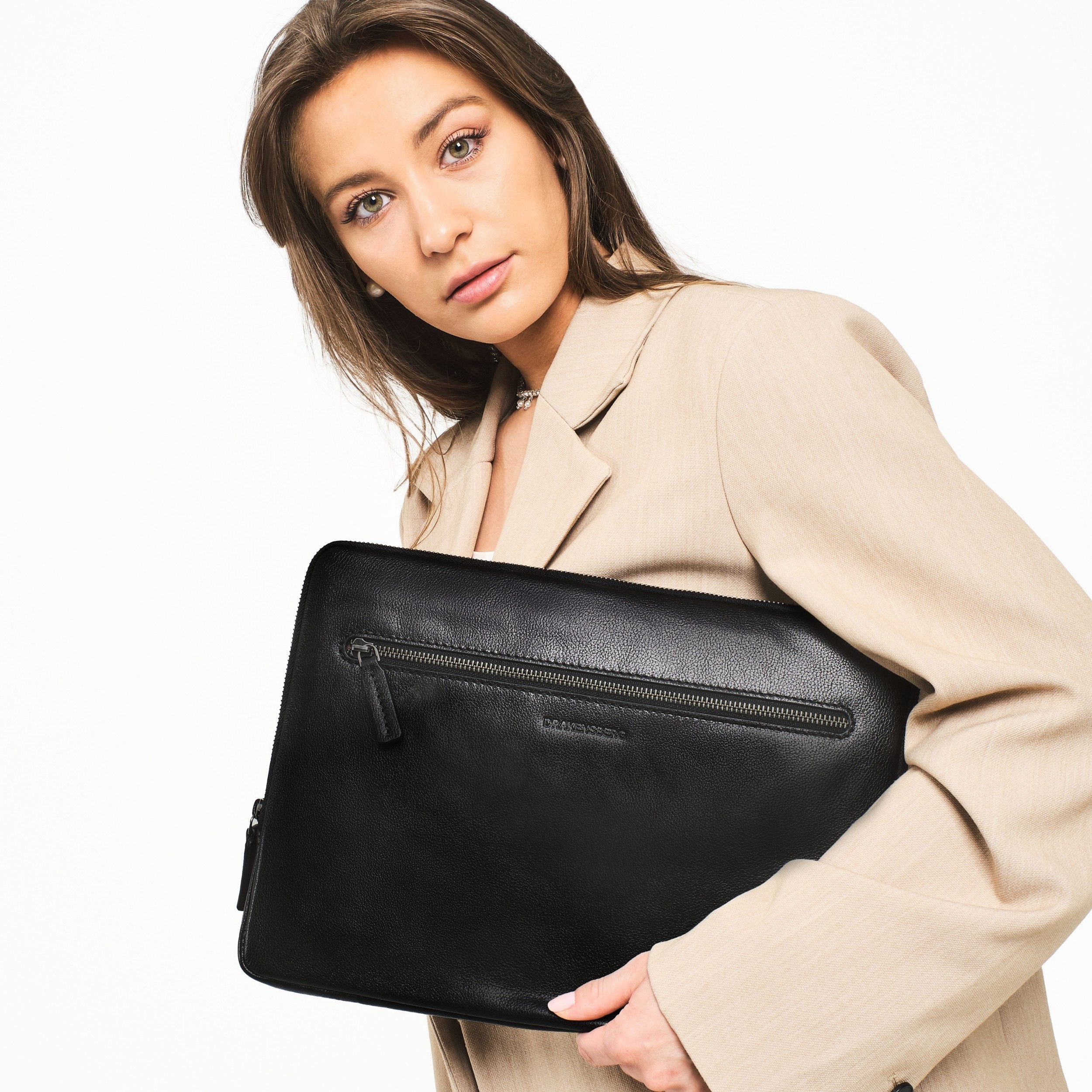 DRAKENSBERG Laptop-Hülle aus Leder »Alessio« 14" Schwarz, Leder Sleeve für 14" Notebooks wie Macbook Pro, modern elegant