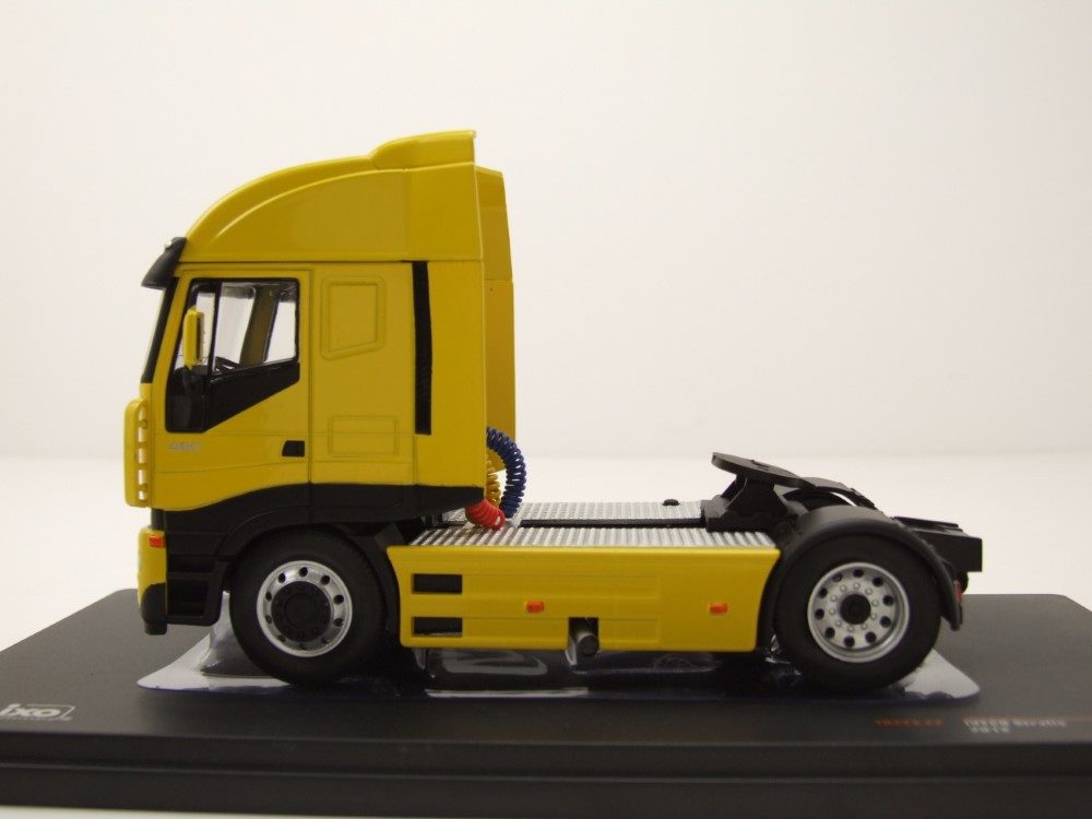 ixo Models Modellauto Iveco Stralis Zugmaschine 2002 gelb, Maßstab 1:43