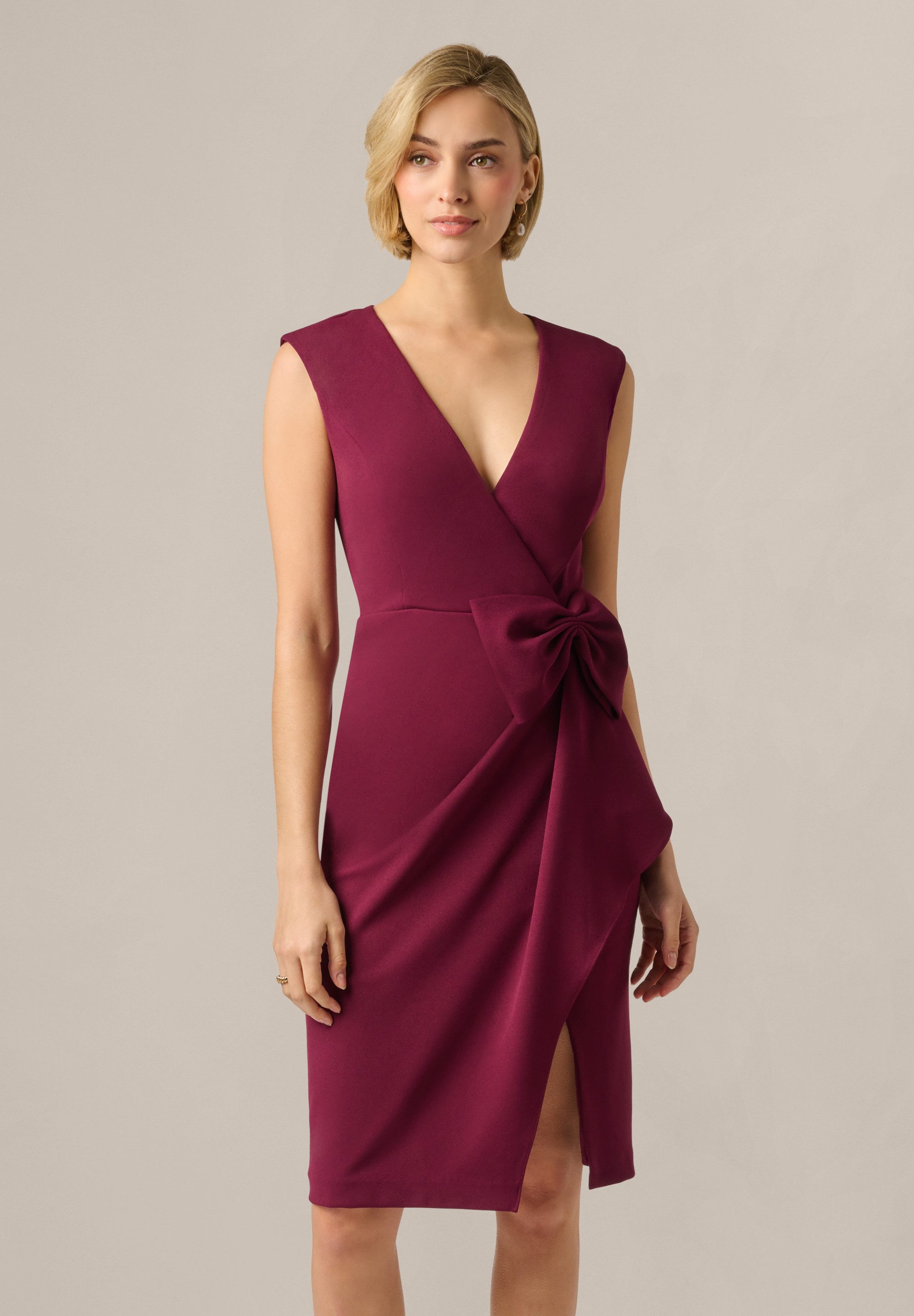 Adrianna Papell Abendkleid V Neck Crepe Short Dress Klassisches und skulpturales, ärmelloses Wickelkleid