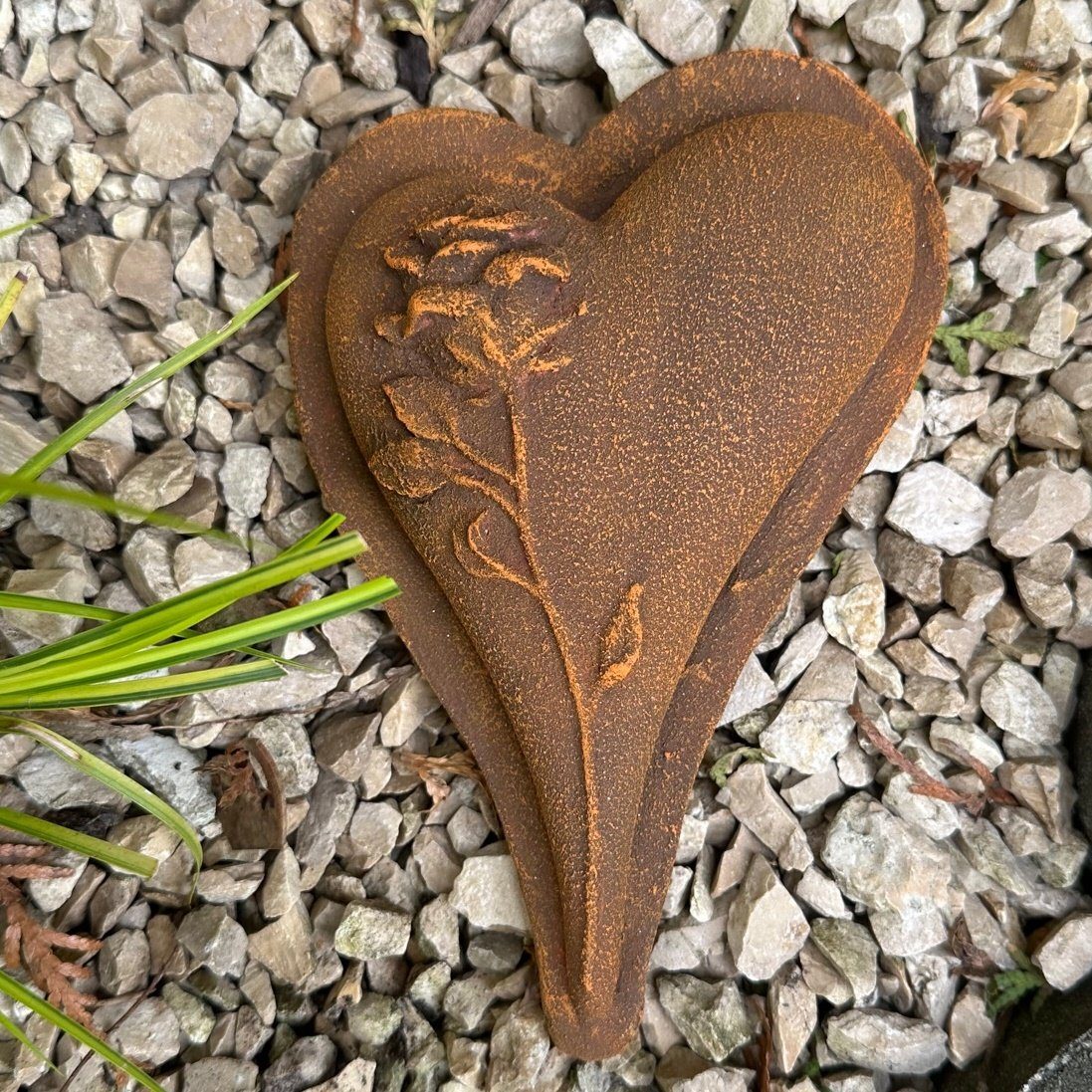 Gartenfigur Grabherz Herz mit Rose Dekoherz Rost Optik asym.