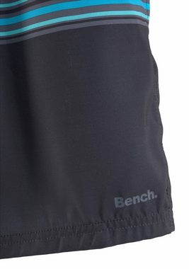 Bench. Badeshorts mit kontrastfarbenen Streifen