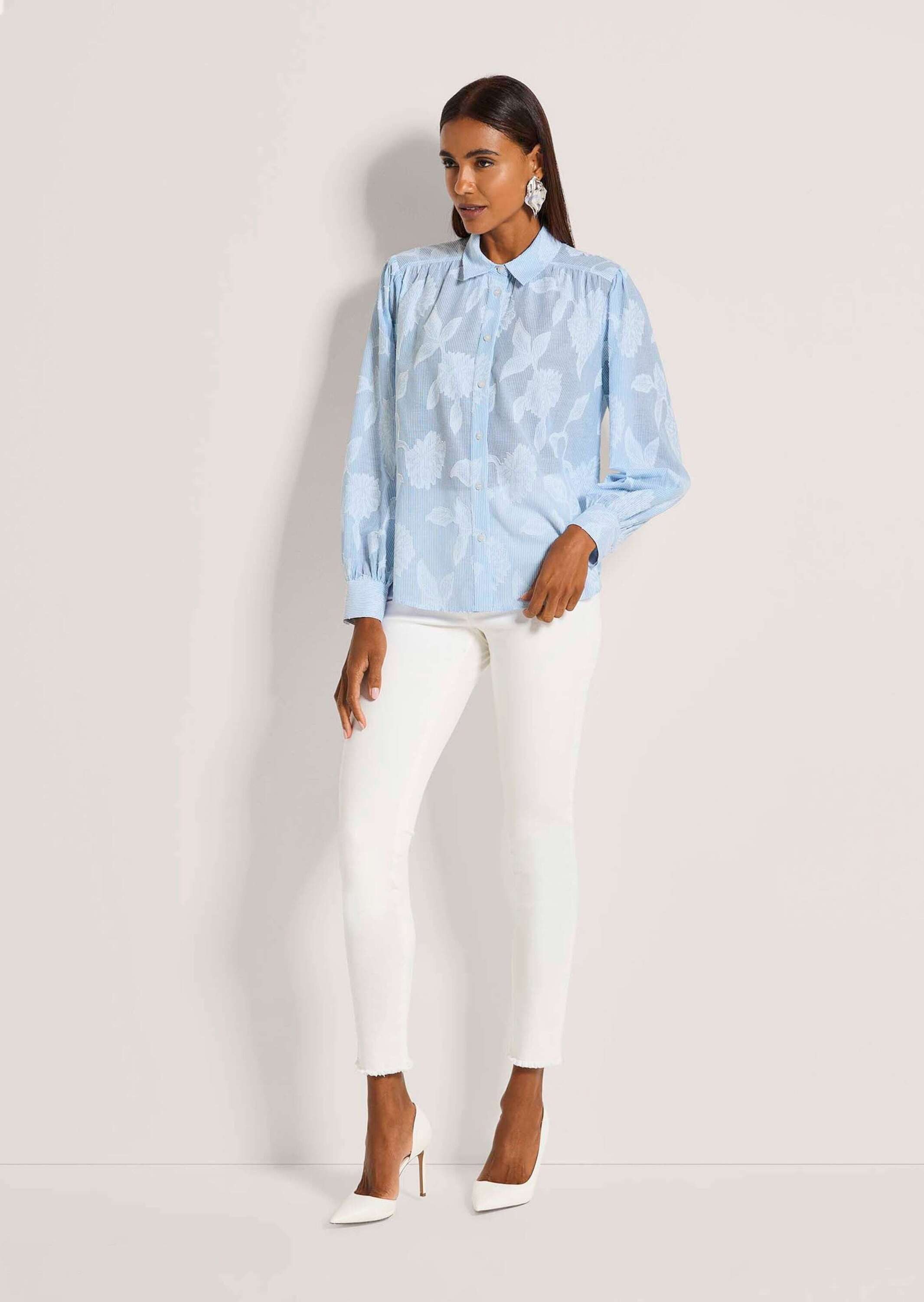 MADELEINE Hemdbluse Ausbrennerbluse mit Blütenmotiv Jacquardbluse mit Hemdkragen, Knopfleiste und Langarm