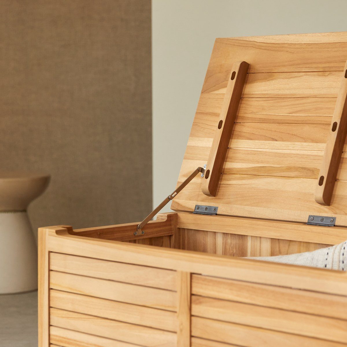 Tikamoon Kommode Truhe Suzette aus massivem Teakholz