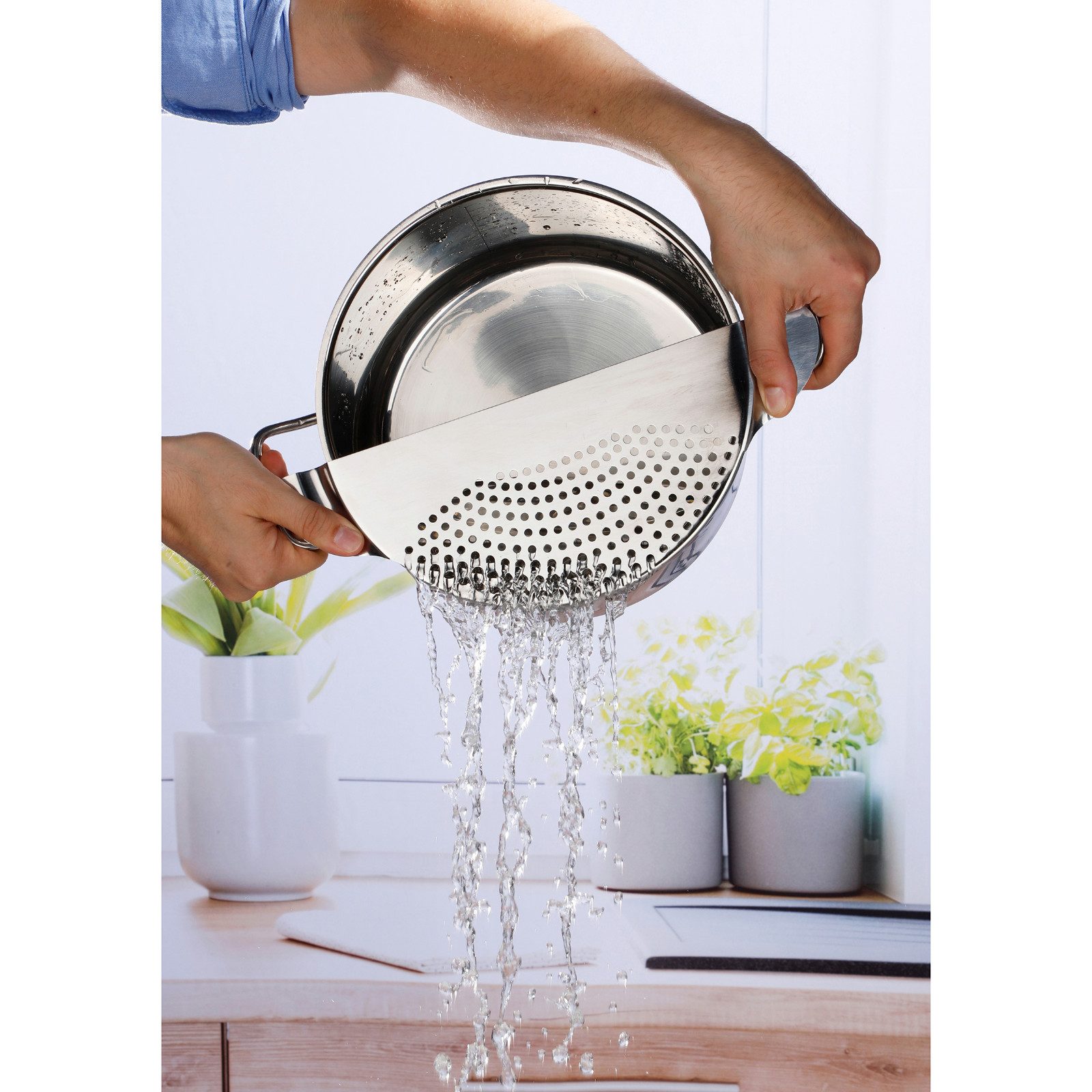 Haushalt International Siebaufsatz Ausgießhilfe Topfsieb Topfausgießer Edelstahl 33x13cm, für Töpfe bis Ø 24cm, Haltegriffe, einfache Handhabung, Silber