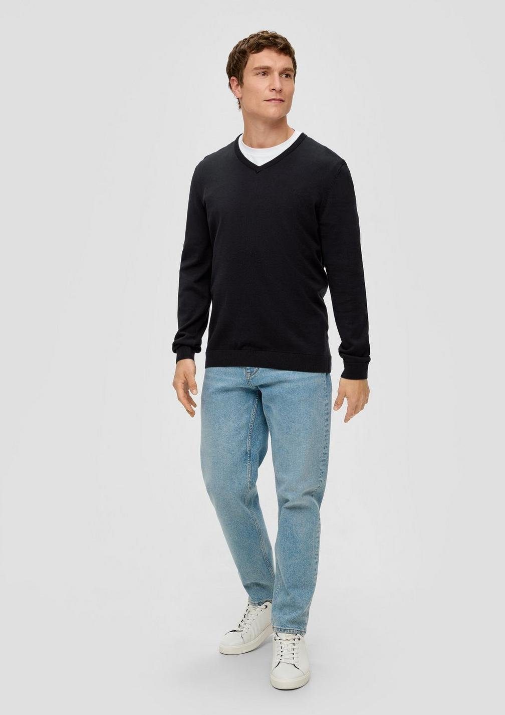 s.Oliver V-Ausschnitt-Pullover Casual (1-tlg) mit V-Ausschnitt und Logo-Stickerei, Feinstrick