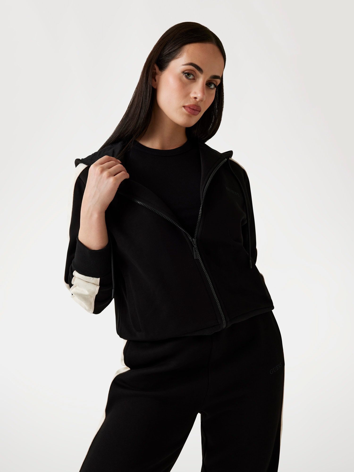 Guess Sweatjacke – Kapuzenjacke mit Reißverschluss und Logostreifen – Lässi Kordelzug in Kapuze