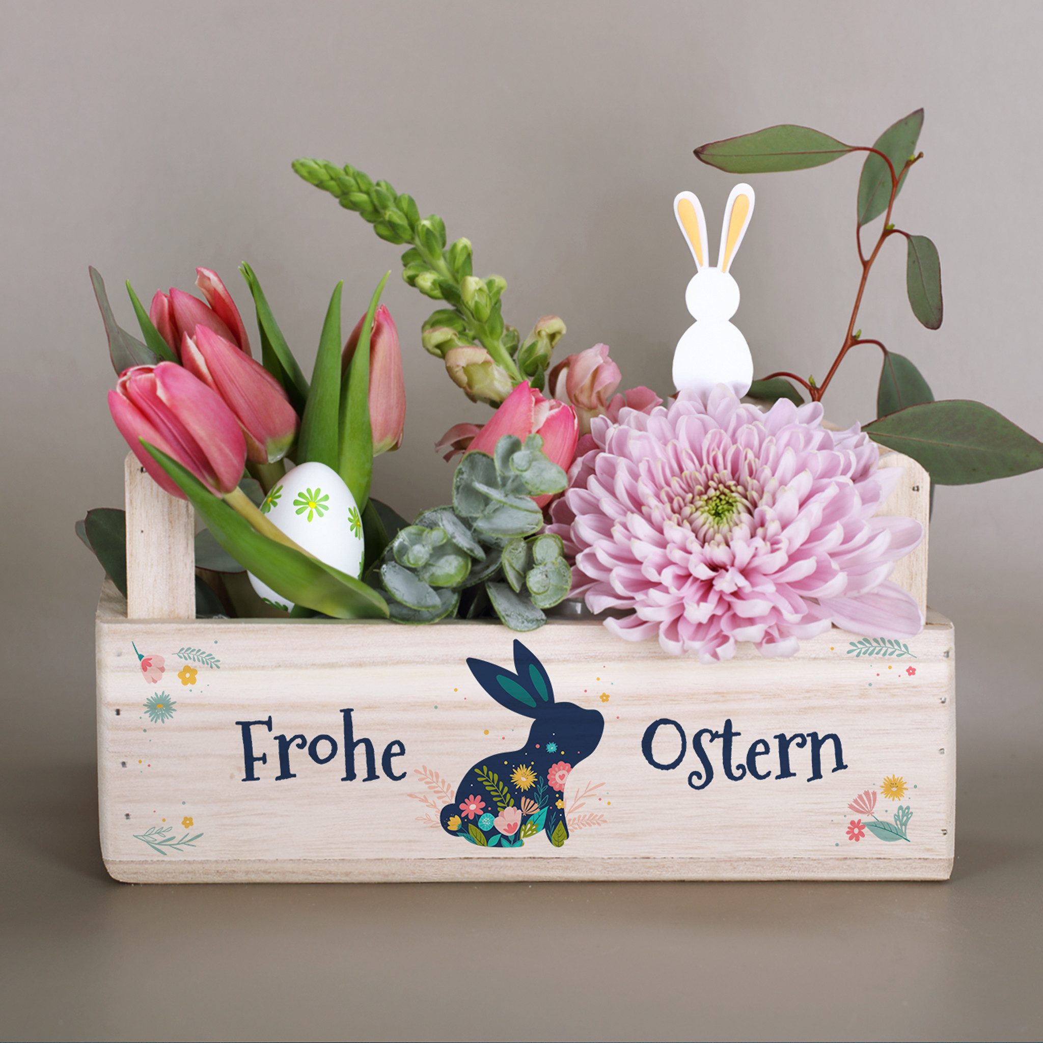 Herz & Heim Geschenkbox zu Ostern - Pflanzkorb aus Holz als Osterkorb für Ostergeschenke, 2 Griffe, mit Folie ausgekleidet