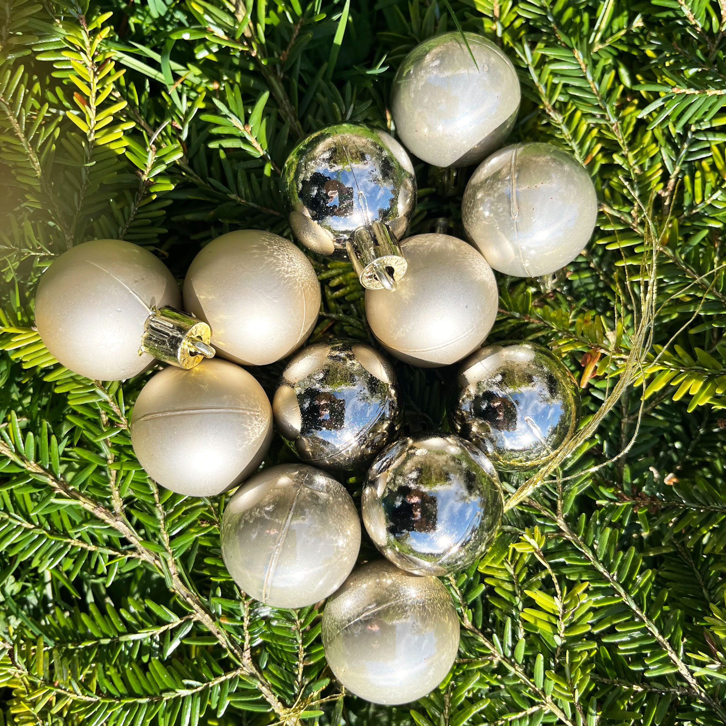 Annastore Weihnachtsbaumkugel 24 x Mini Baumkugeln Ø 3 cm zum Hängen - Bruchsicher aus Kunststoff, Kleine Christbaumkugeln aus Kunststoff