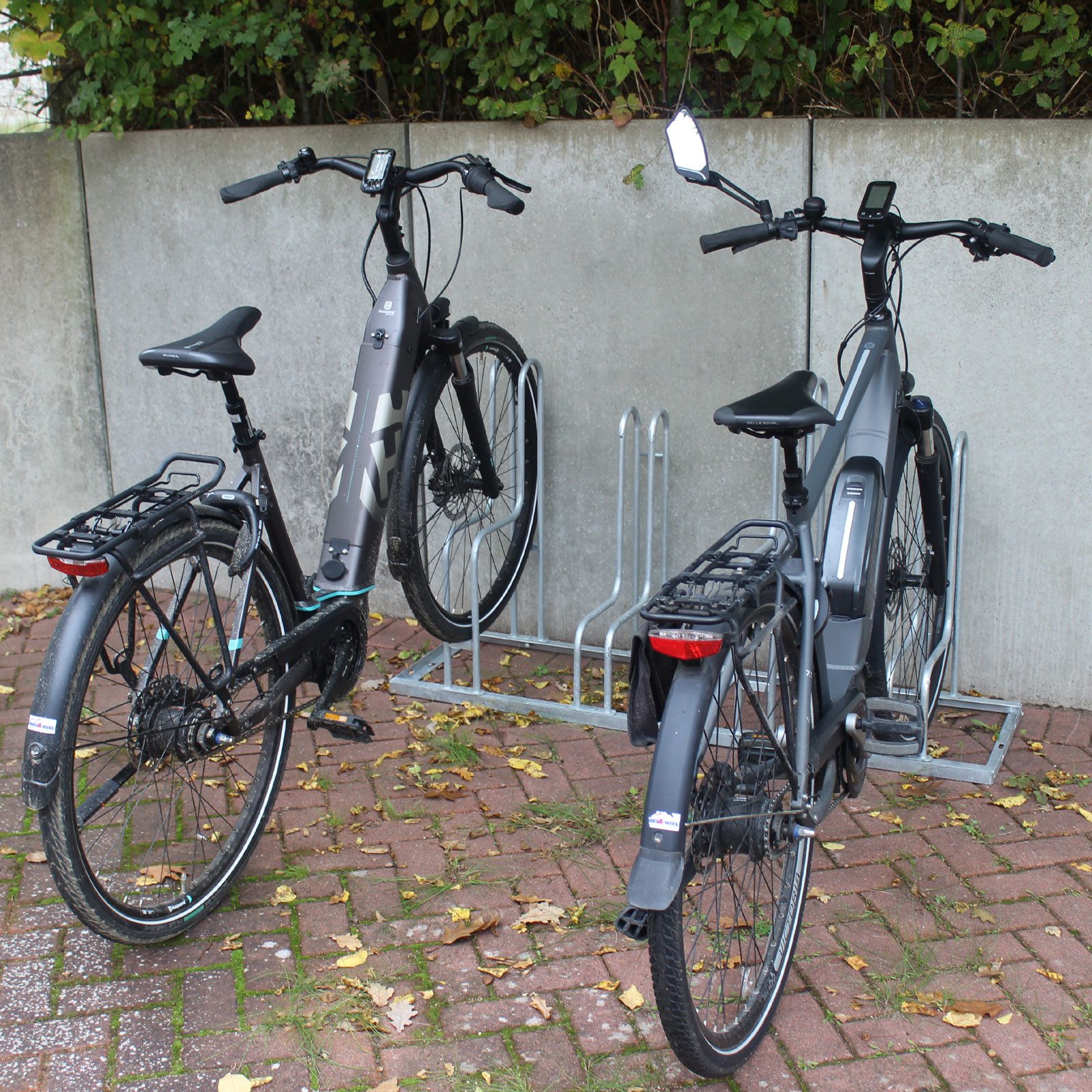 TRUTZHOLM Fahrradständer für 4 Fahrräder feuerverzinkter Stahl höhenversetzt 140 x 75,5 cm (Set, 2-St), platzsparend